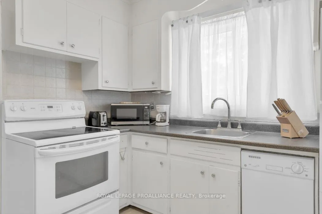 Photo 15 of 207 Parrott Drive, Belleville, Belleville Ward — HOMEH