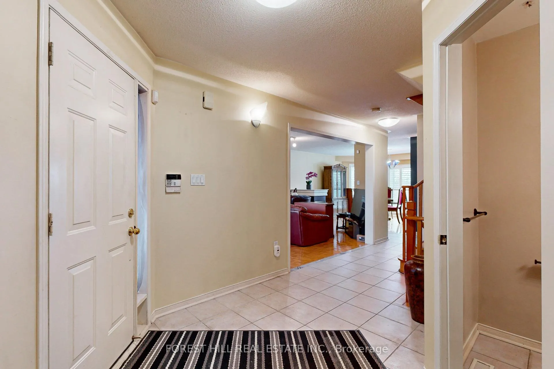 Photo 4 of 64 Royalpark Way, Vaughan, Elder Mills — HOMEH