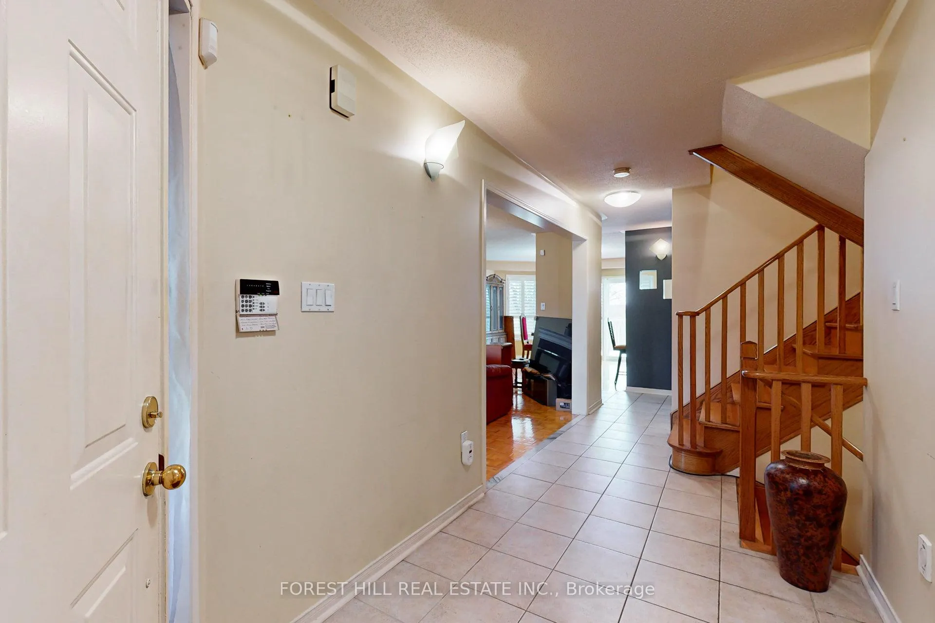 Photo 5 of 64 Royalpark Way, Vaughan, Elder Mills — HOMEH