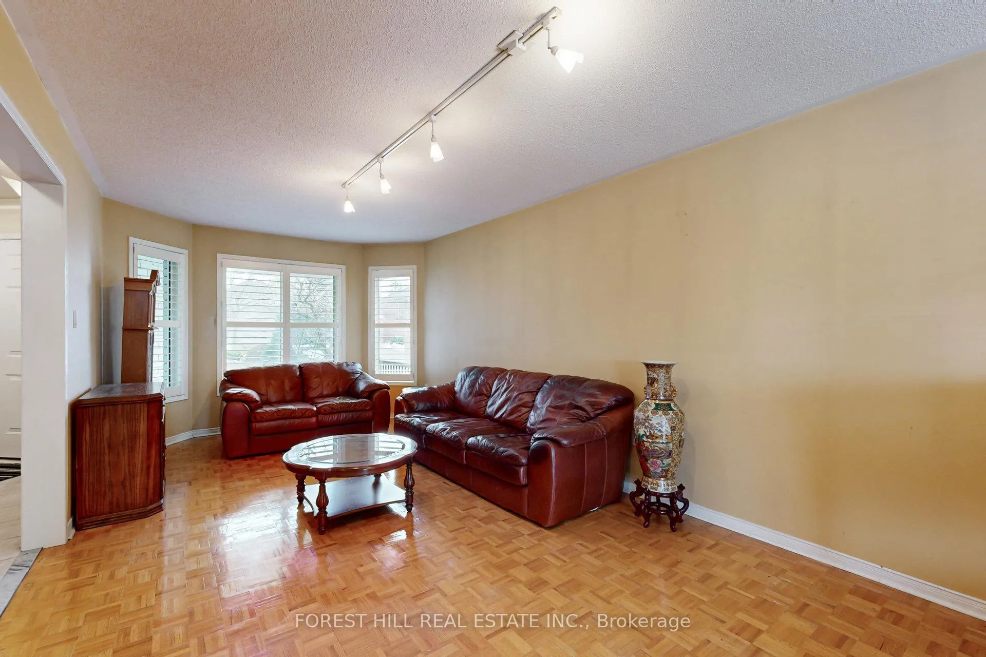 Photo 6 of 64 Royalpark Way, Vaughan, Elder Mills — HOMEH