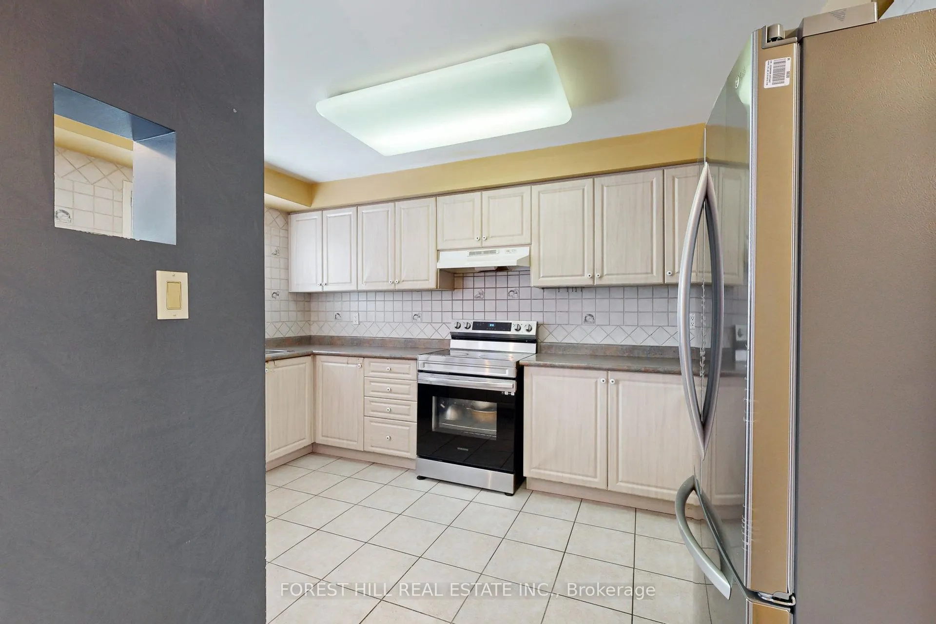 Photo 10 of 64 Royalpark Way, Vaughan, Elder Mills — HOMEH