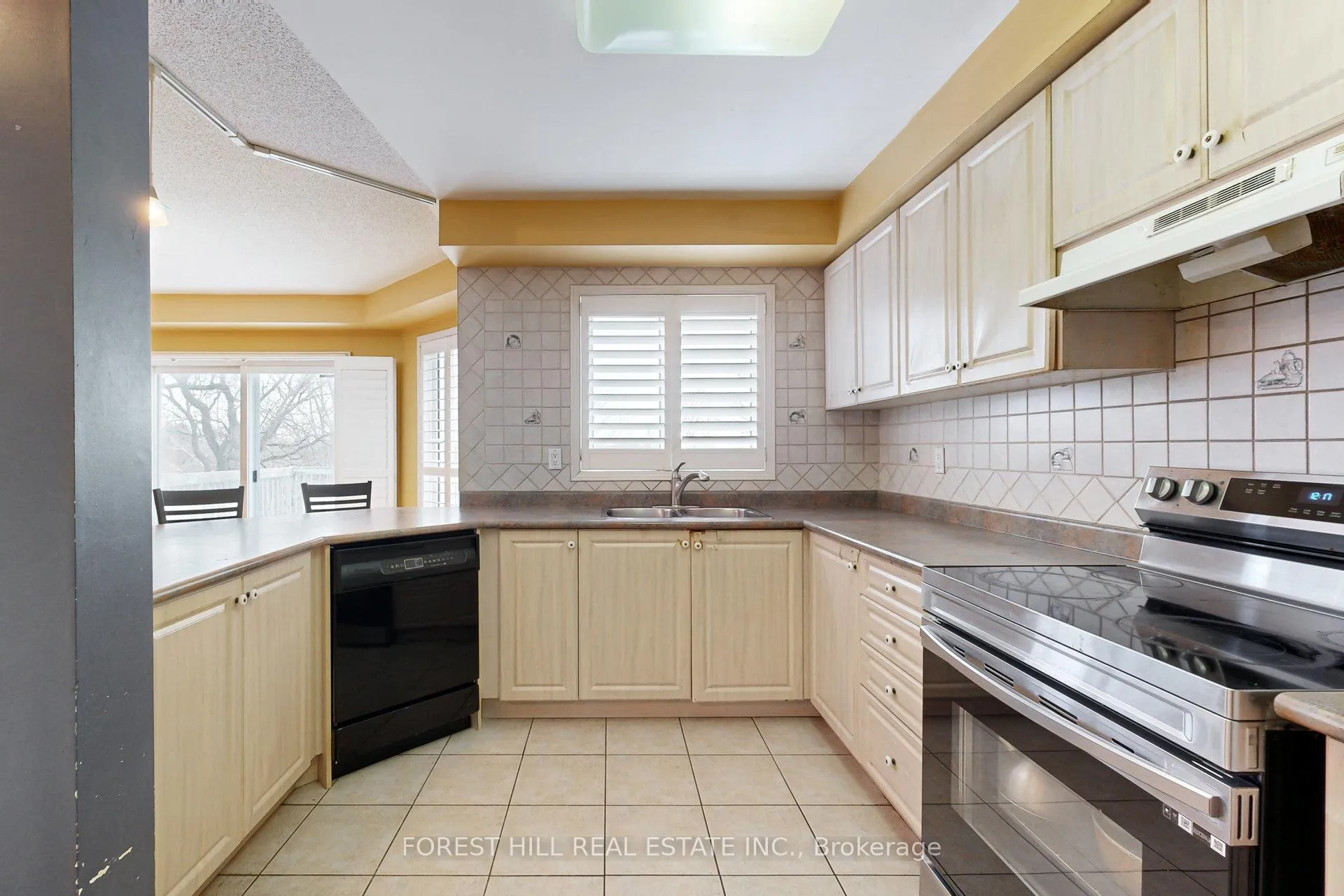 Photo 11 of 64 Royalpark Way, Vaughan, Elder Mills — HOMEH