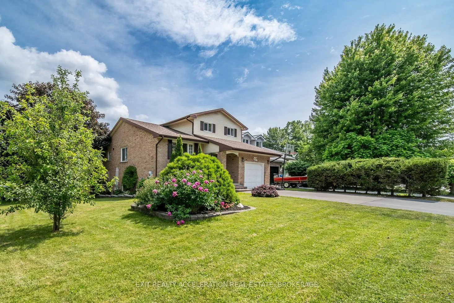 Front of 134 Shoreline Crescent