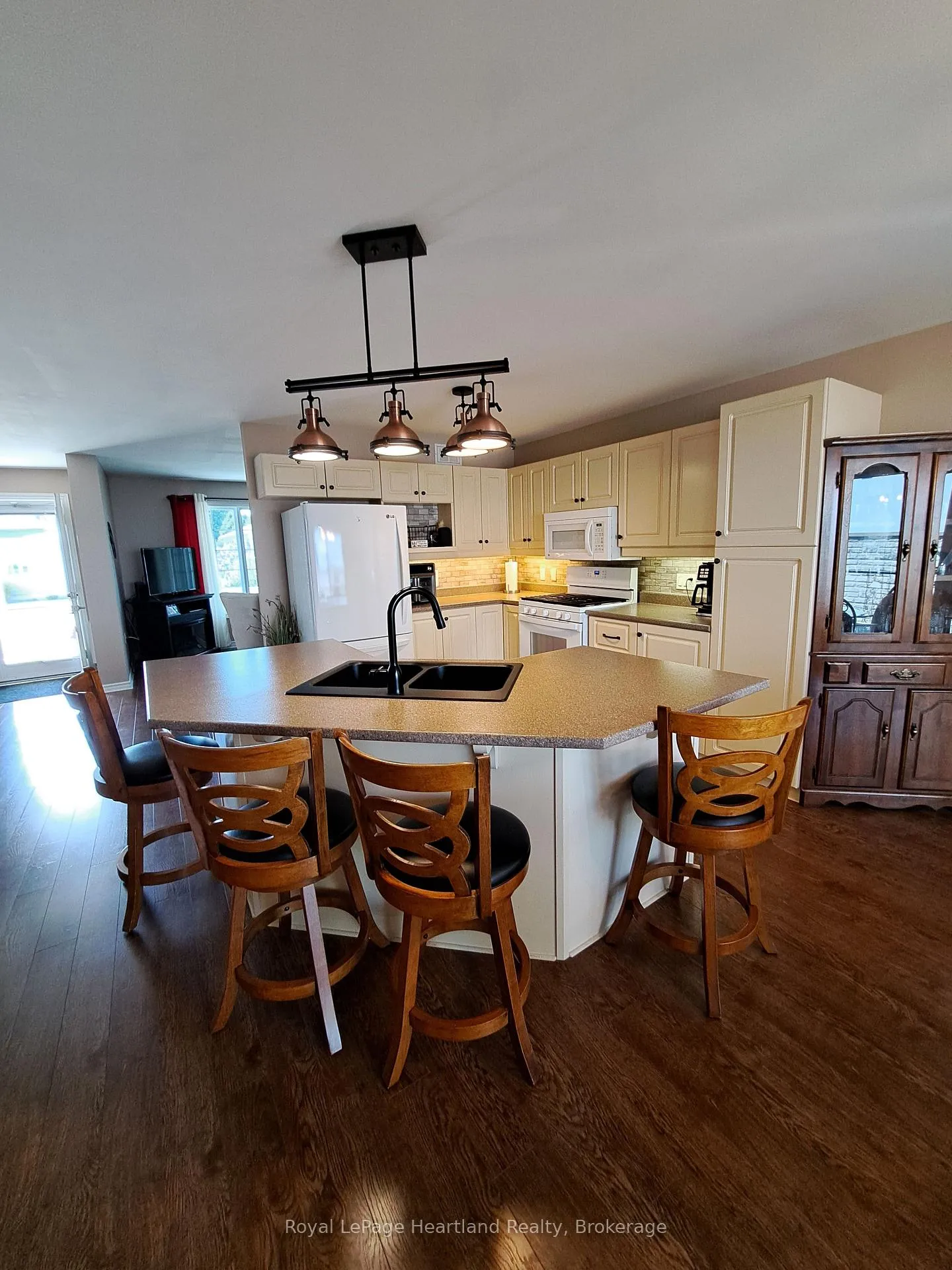 Photo 3 of 460 Richard Crescent, Strathroy-Caradoc, SE — HOMEH