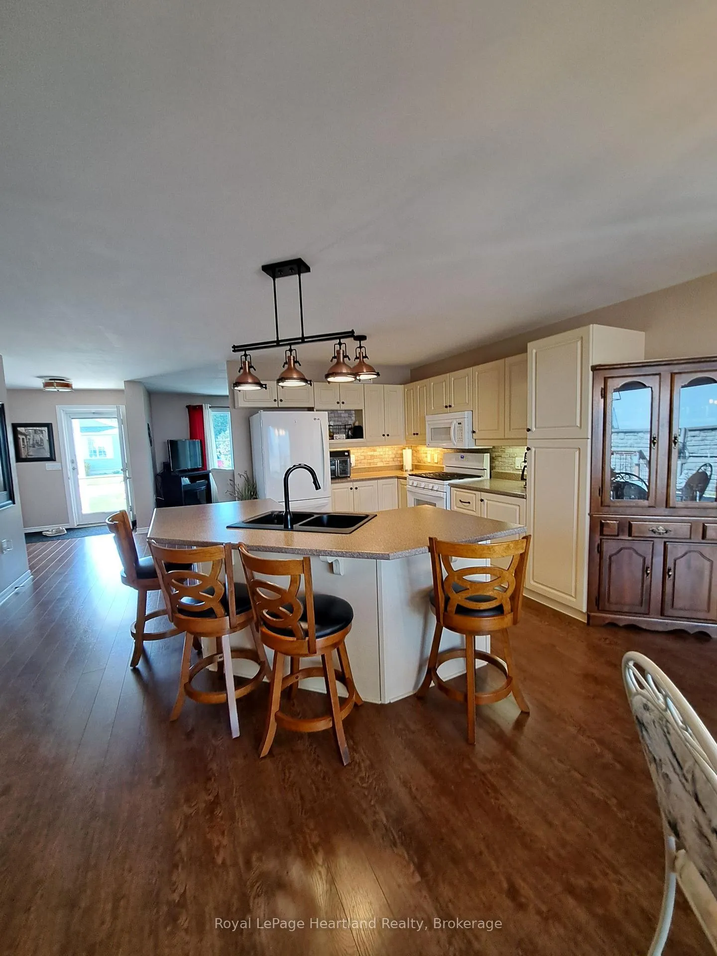 Photo 4 of 460 Richard Crescent, Strathroy-Caradoc, SE — HOMEH