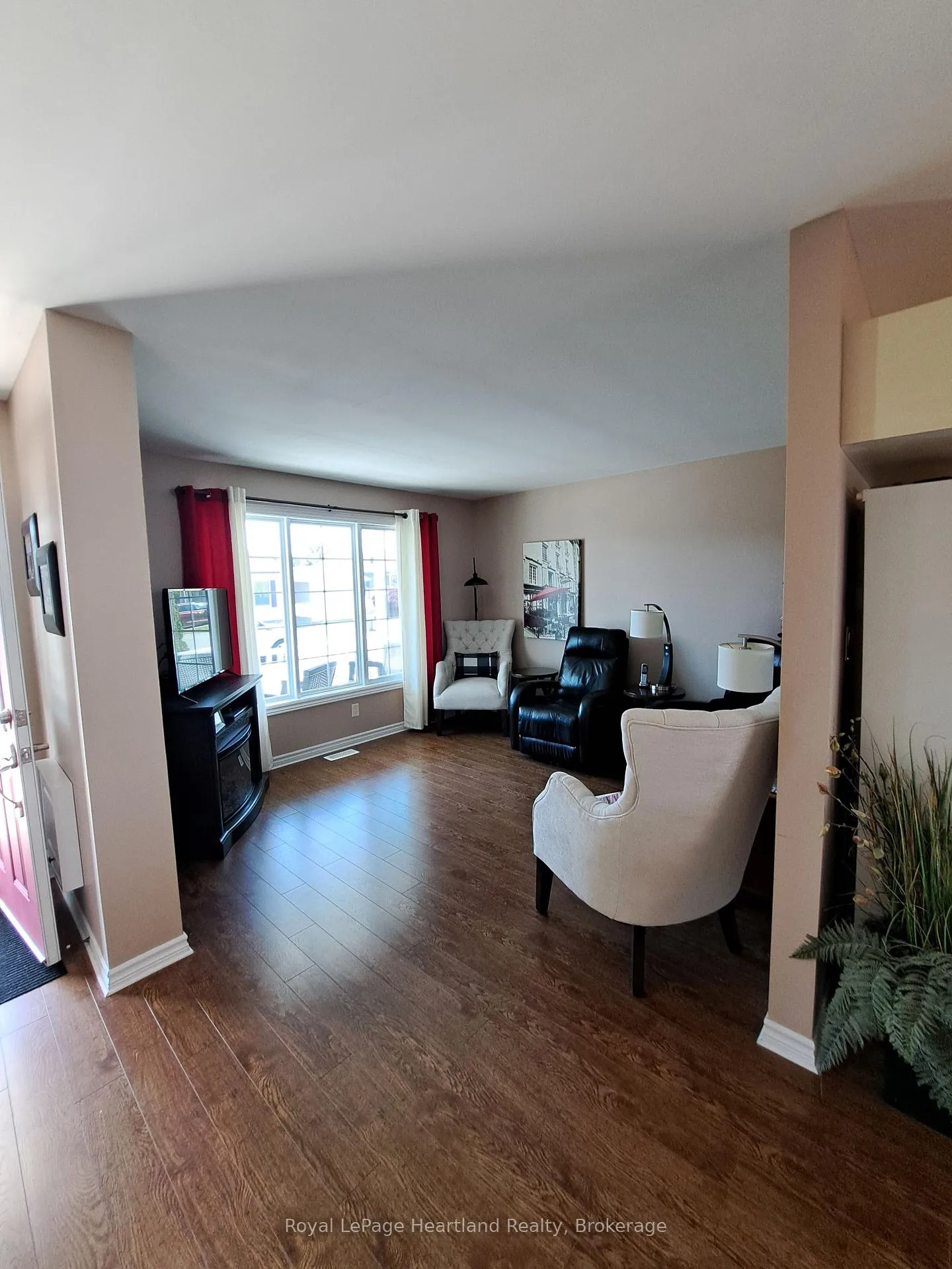 Photo 5 of 460 Richard Crescent, Strathroy-Caradoc, SE — HOMEH