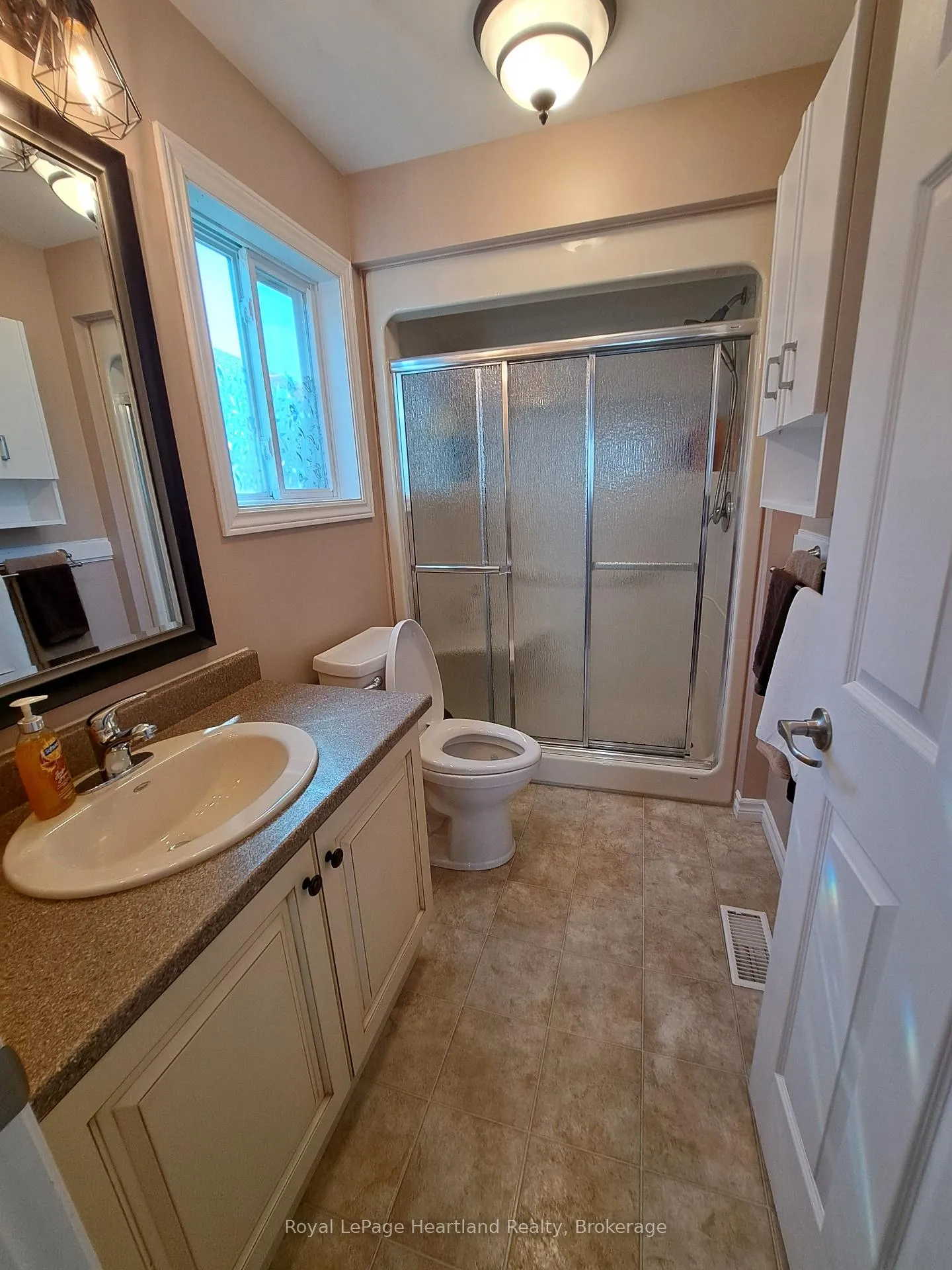 Photo 10 of 460 Richard Crescent, Strathroy-Caradoc, SE — HOMEH