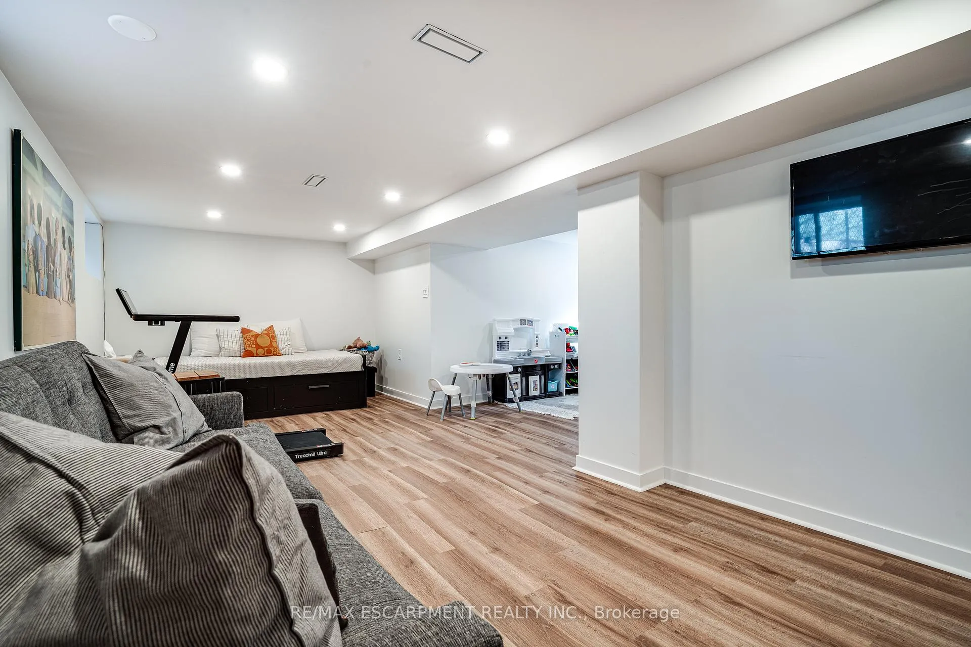 Photo 32 of 18 Haddon Avenue S, Hamilton, Westdale — HOMEH