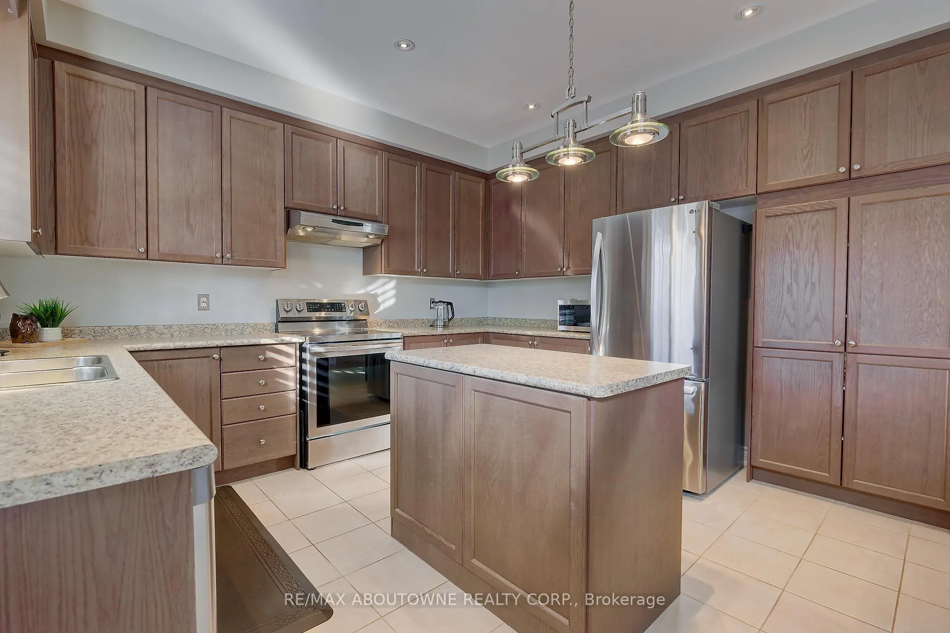 Photo 18 of 174 Mcknight Avenue, Hamilton, Waterdown — HOMEH