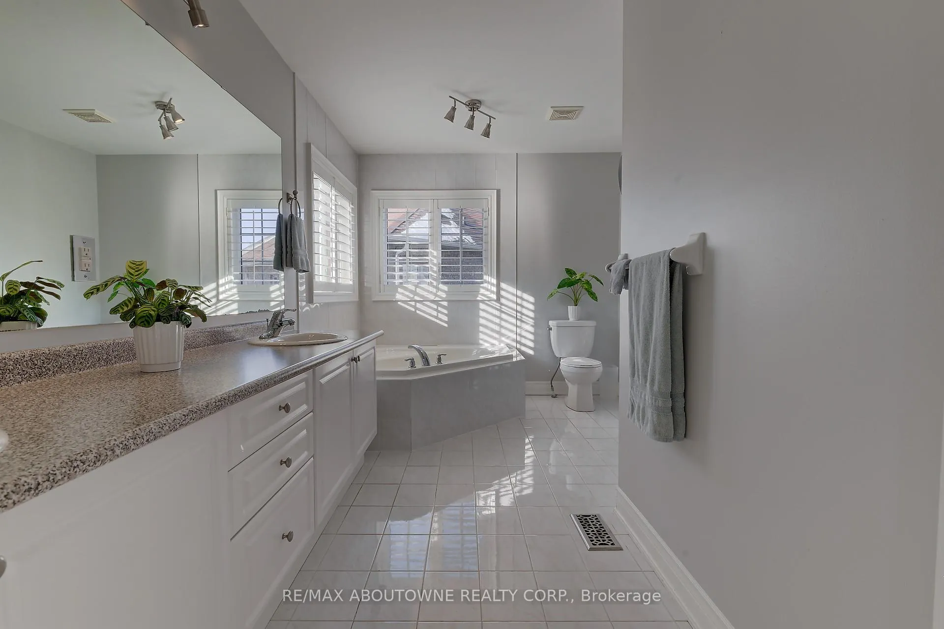 Photo 26 of 174 Mcknight Avenue, Hamilton, Waterdown — HOMEH