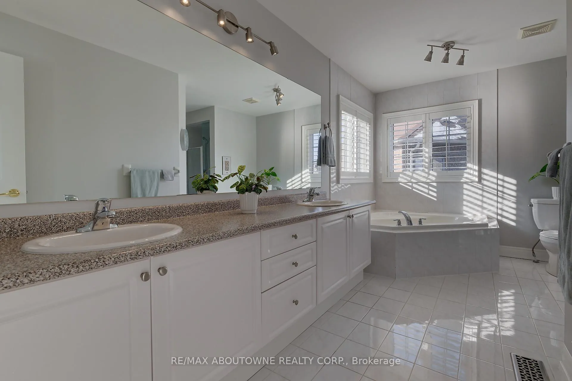 Photo 27 of 174 Mcknight Avenue, Hamilton, Waterdown — HOMEH