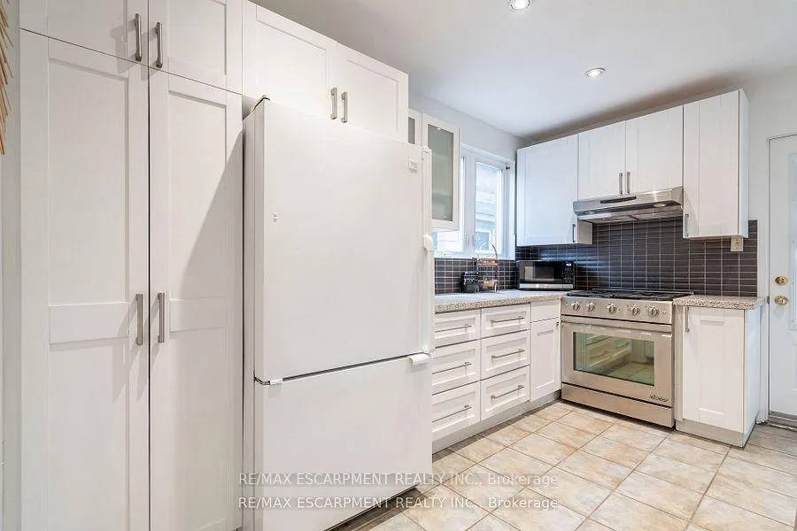 Photo 10 of 56 Newton Avenue, Hamilton, Cootes Paradise — HOMEH