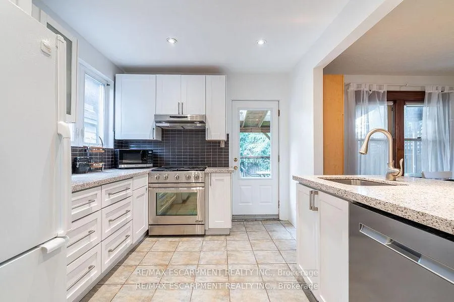 Photo 11 of 56 Newton Avenue, Hamilton, Cootes Paradise — HOMEH
