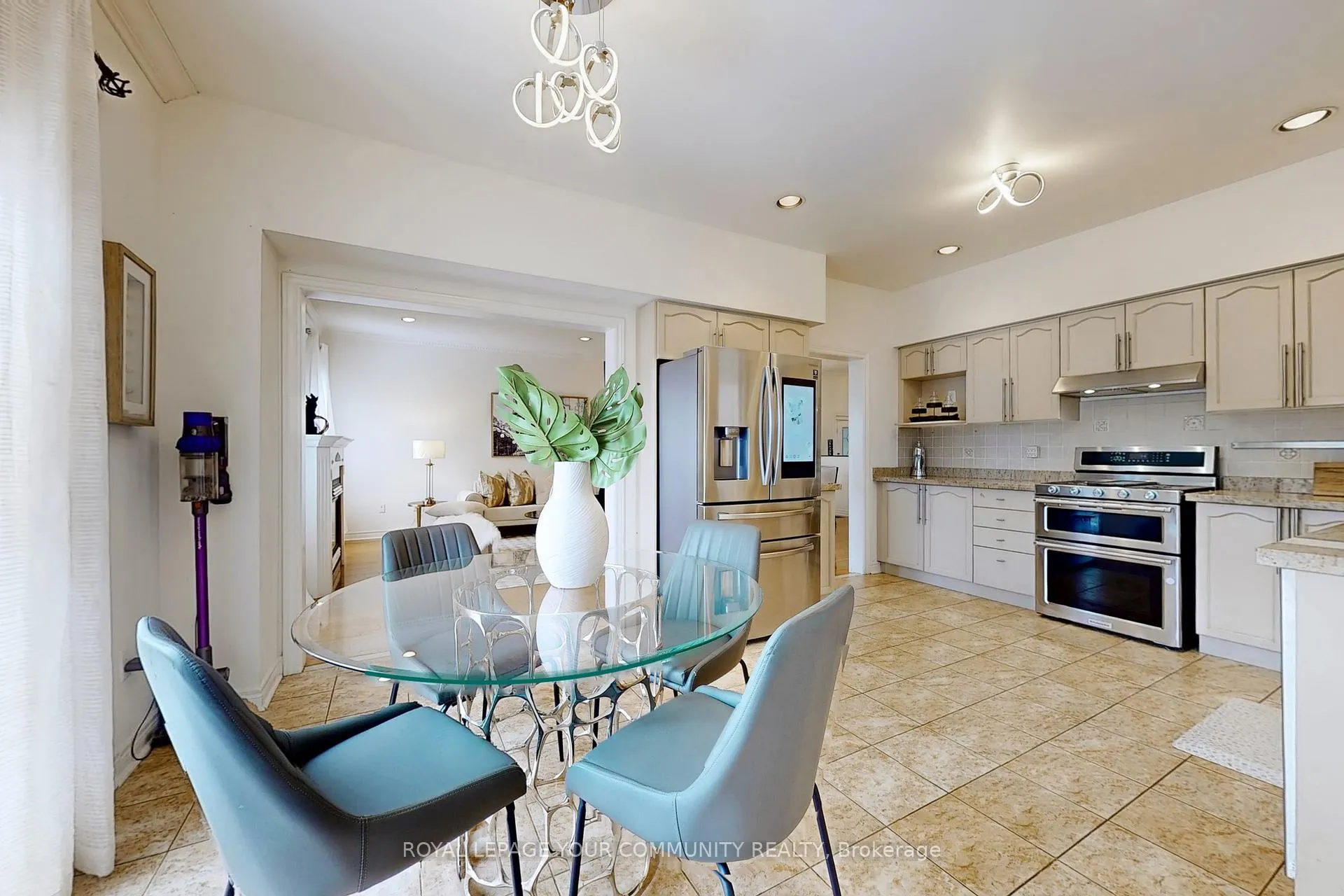 Photo 14 of 6 Pepperberry Road, Vaughan, Patterson — HOMEH
