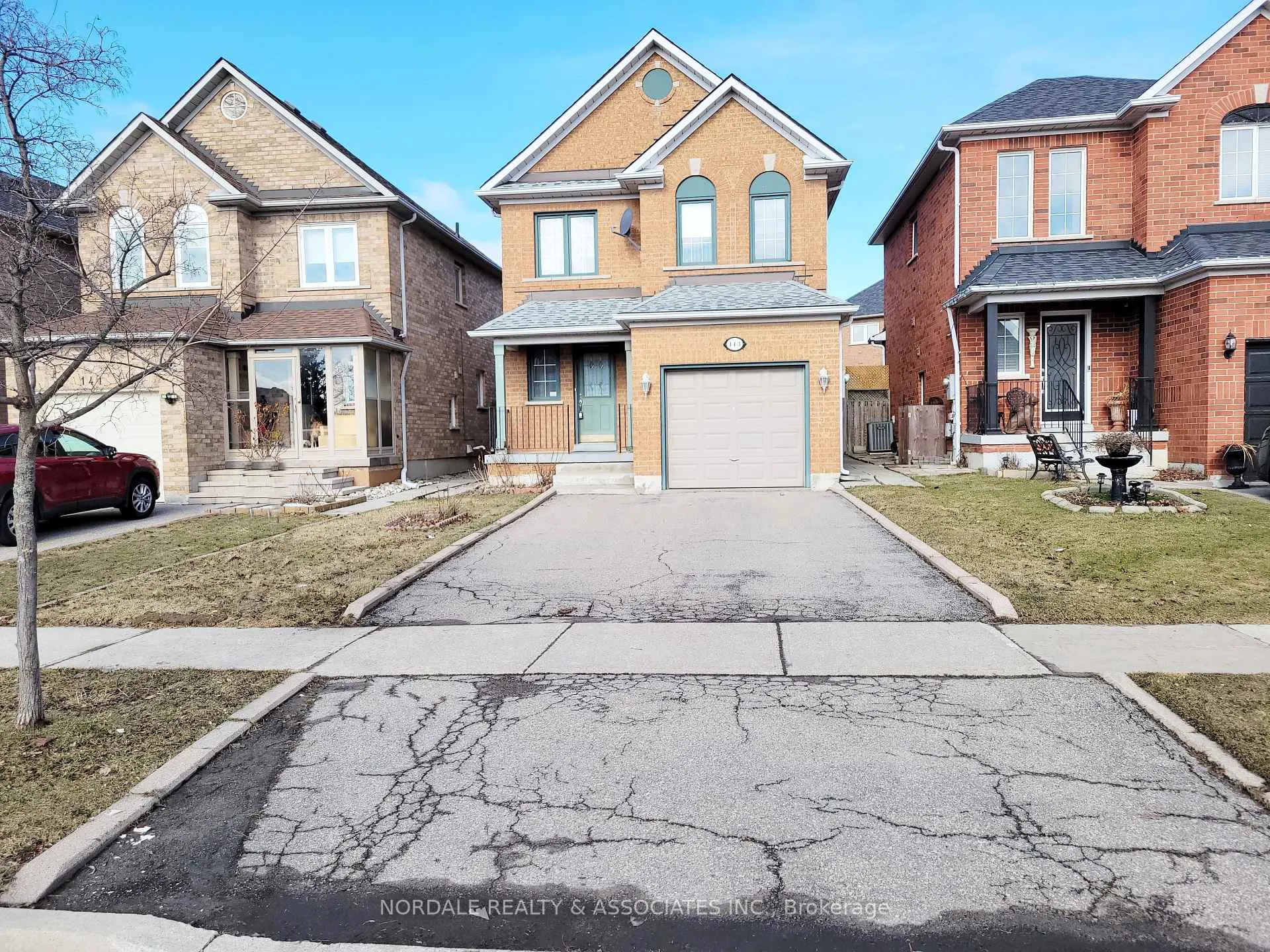 Photo 2 of 143 Elena Crescent, Vaughan, Maple — HOMEH
