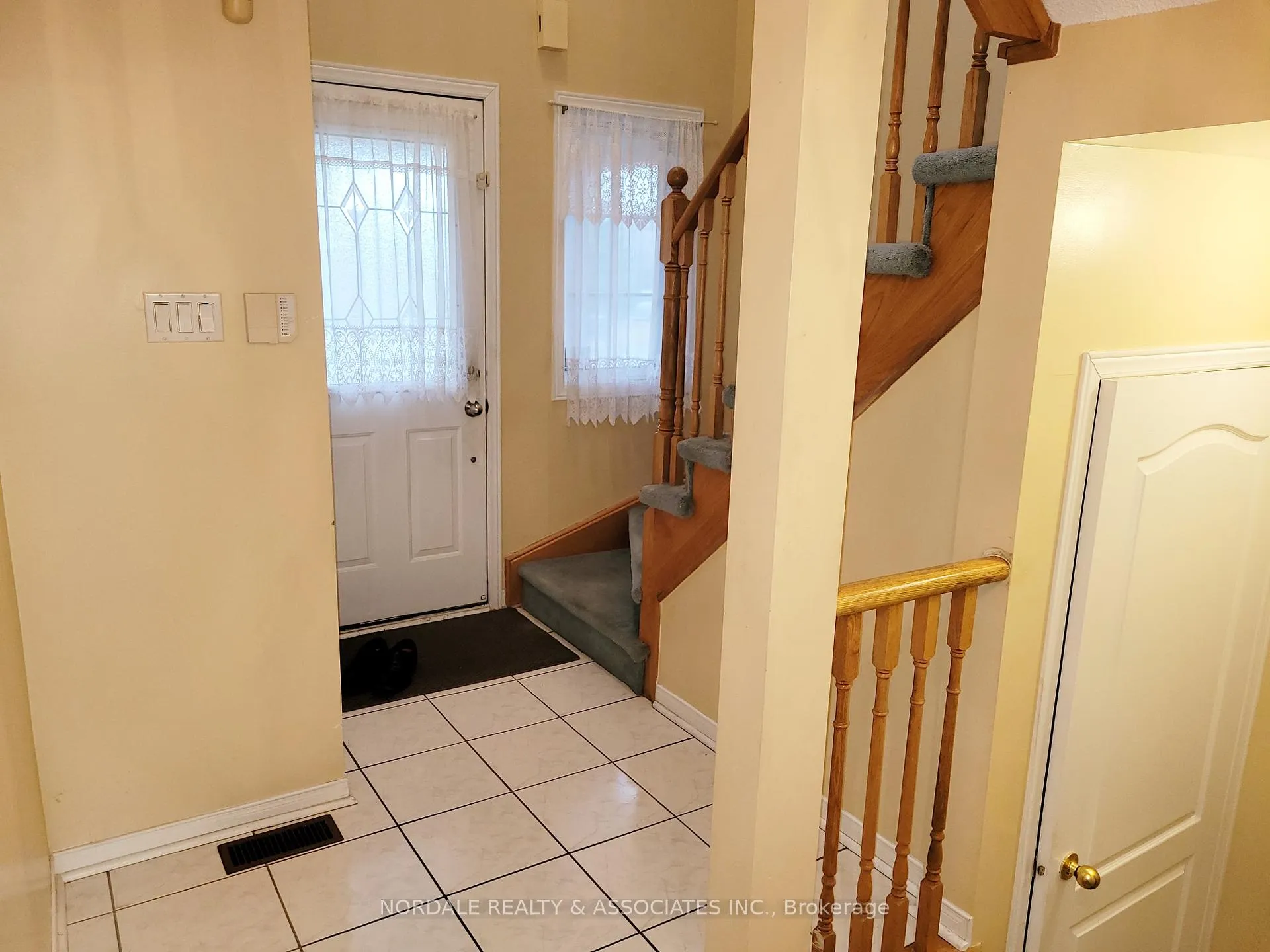 Photo 3 of 143 Elena Crescent, Vaughan, Maple — HOMEH
