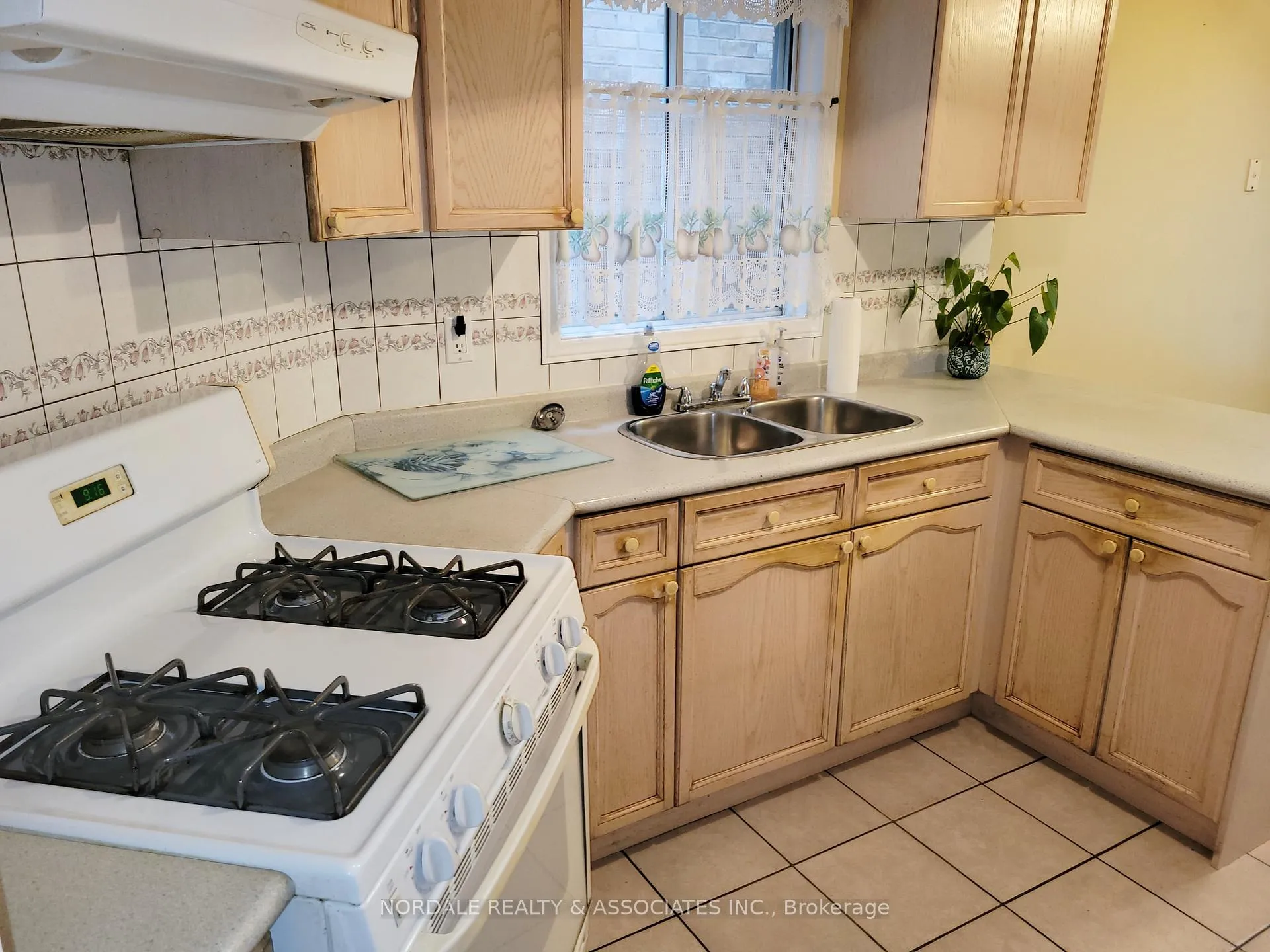 Photo 4 of 143 Elena Crescent, Vaughan, Maple — HOMEH