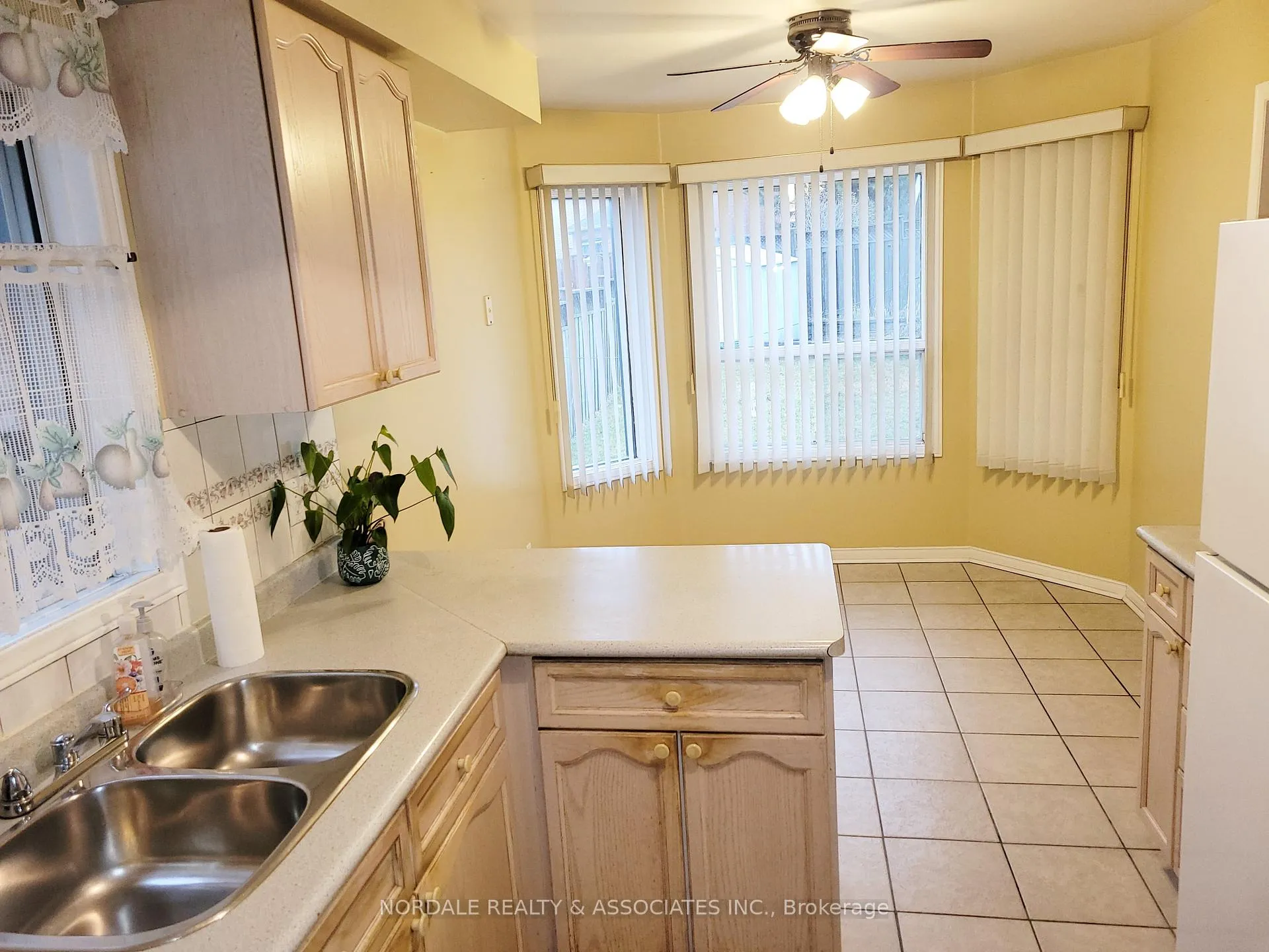 Photo 5 of 143 Elena Crescent, Vaughan, Maple — HOMEH