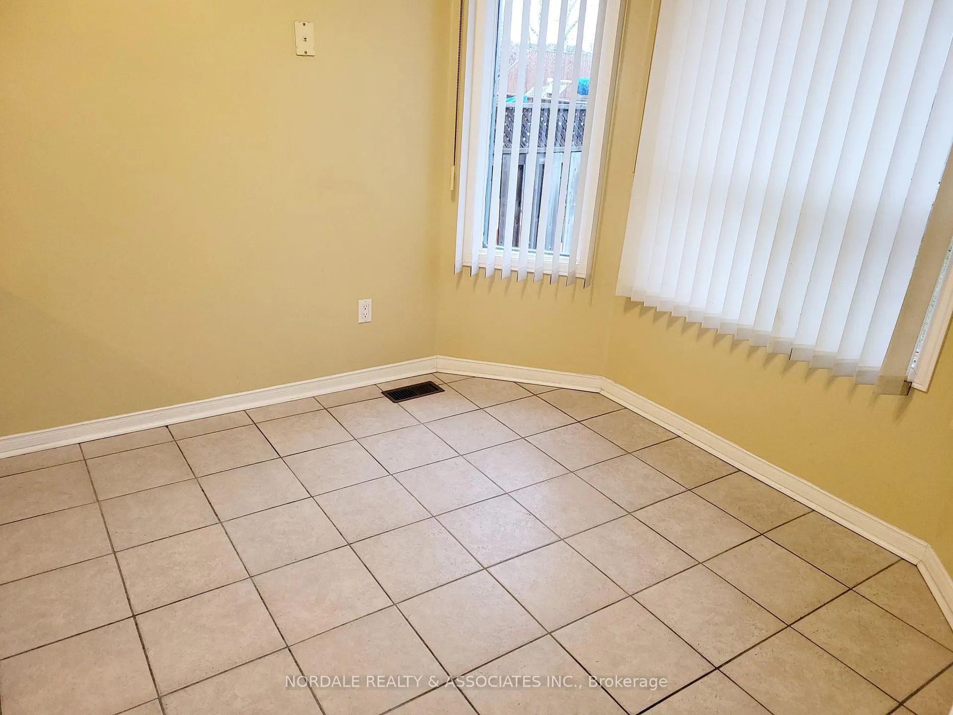 Photo 6 of 143 Elena Crescent, Vaughan, Maple — HOMEH