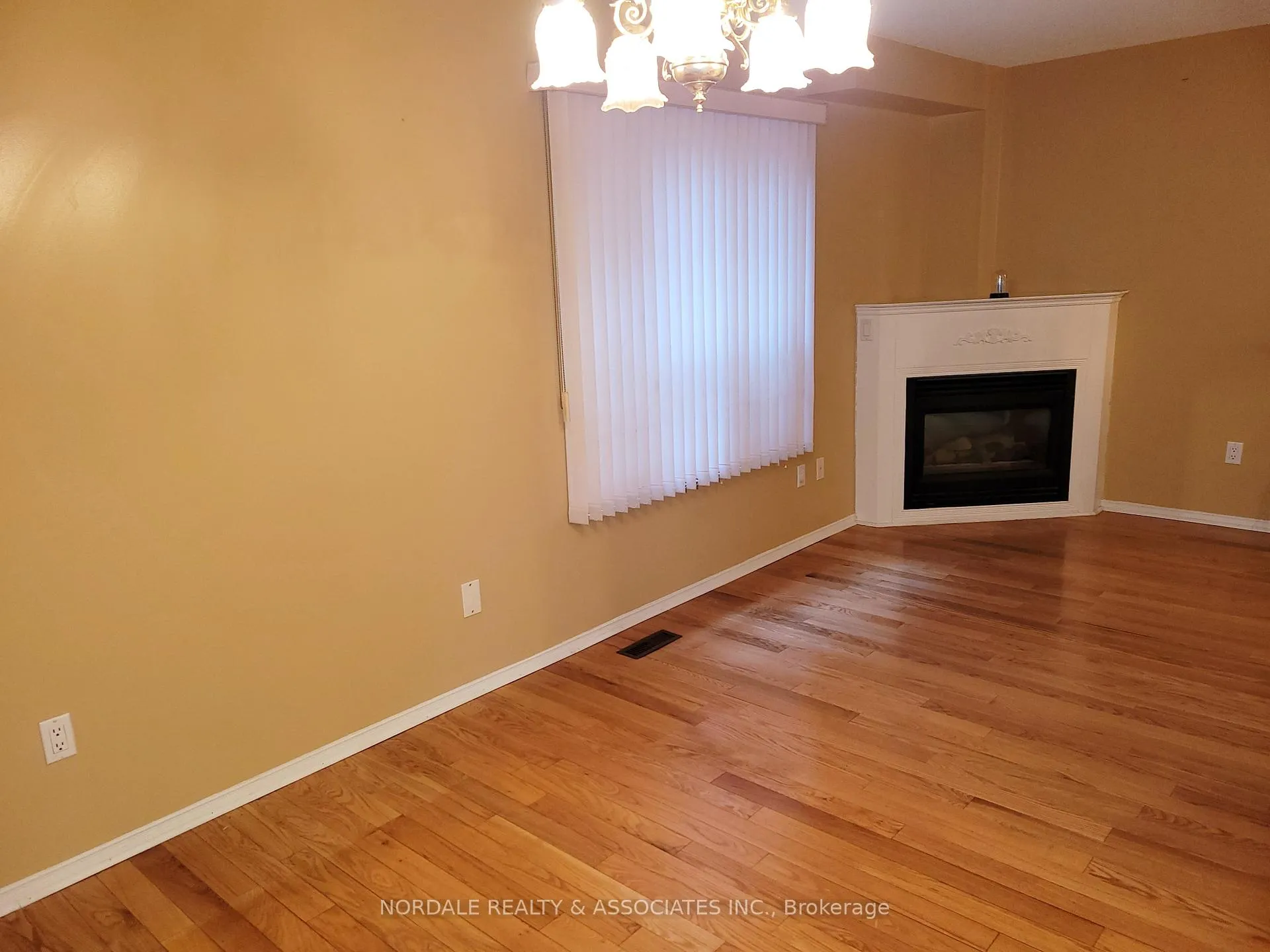 Photo 7 of 143 Elena Crescent, Vaughan, Maple — HOMEH