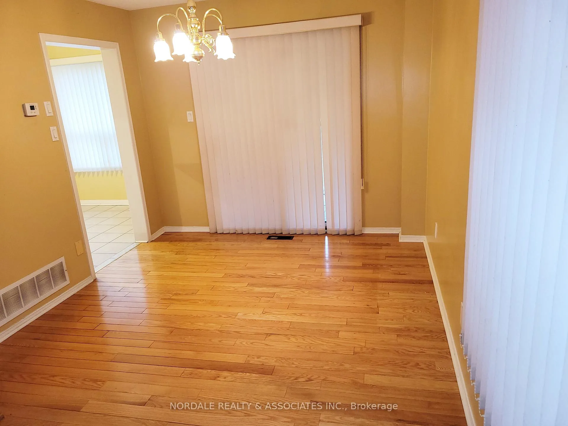Photo 8 of 143 Elena Crescent, Vaughan, Maple — HOMEH