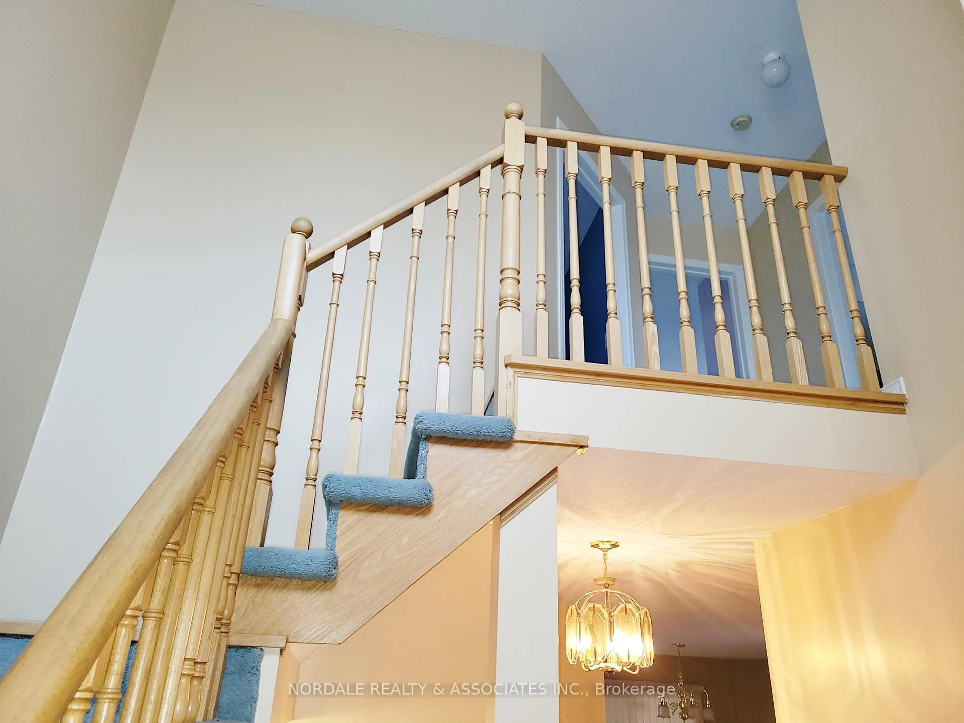 Photo 9 of 143 Elena Crescent, Vaughan, Maple — HOMEH
