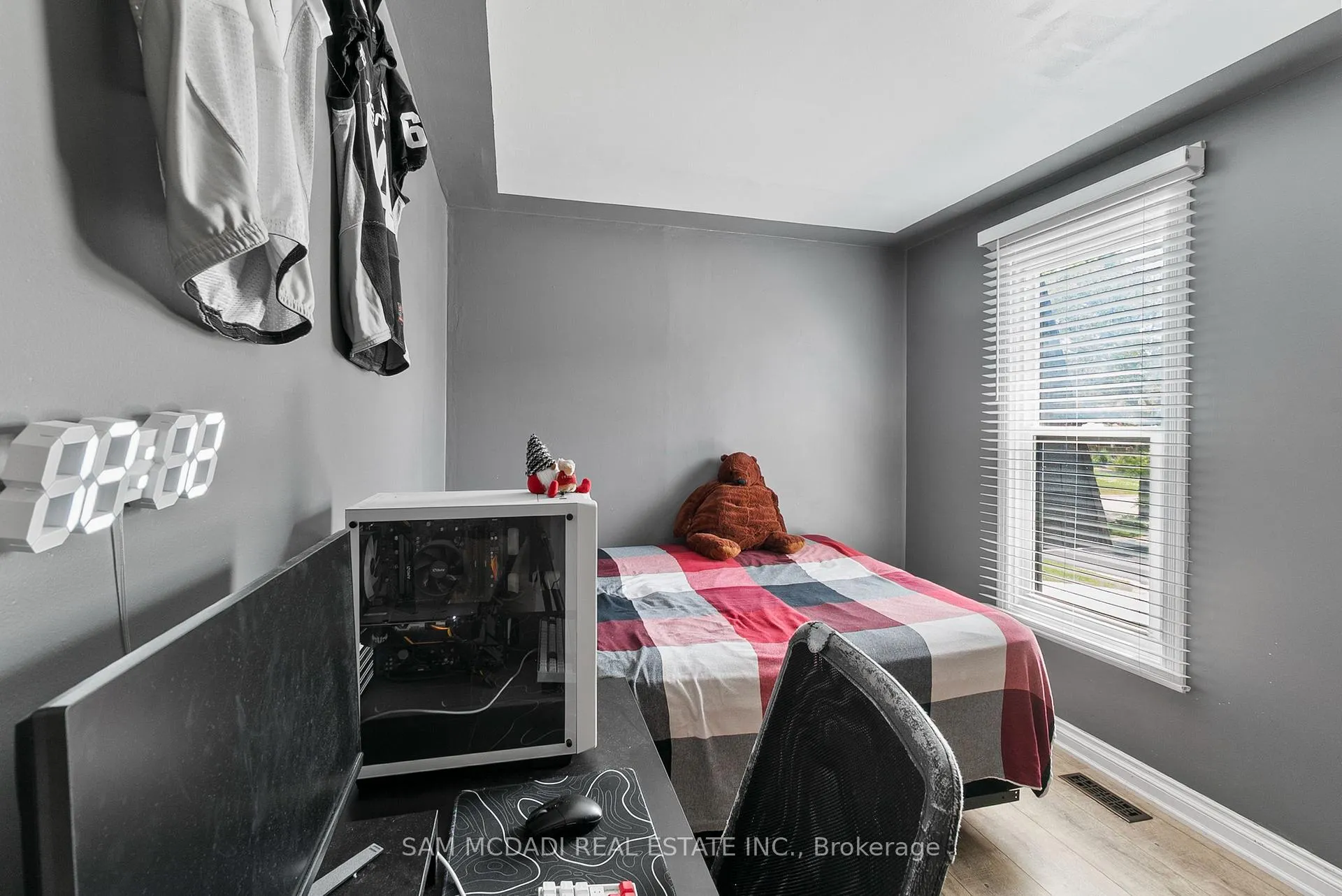 Photo 12 of 496 Seymour Drive, Oakville, West — HOMEH