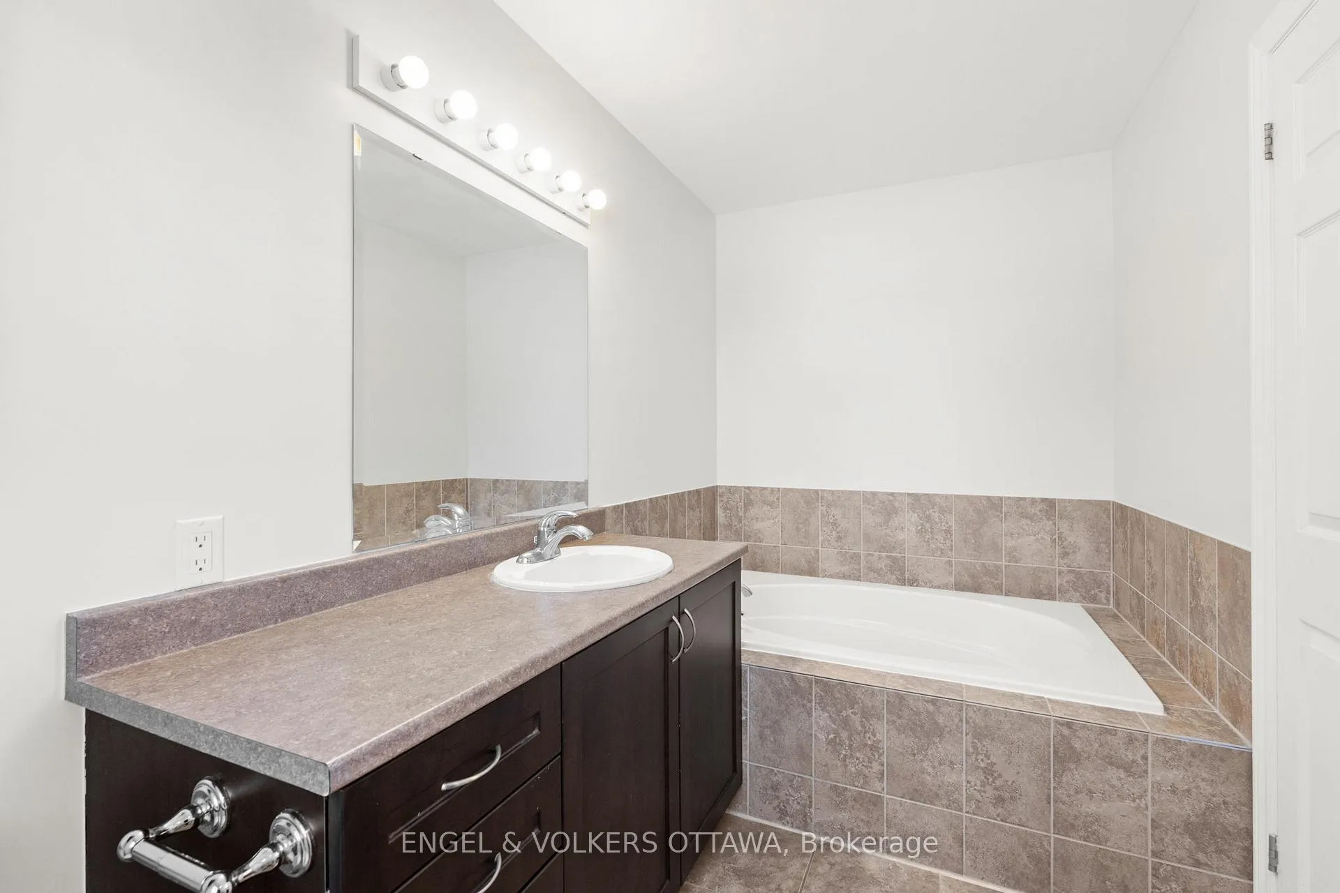 Photo 19 of 238 Forestbrook Street, Ottawa, Kanata - Morgan's Grant/South March — HOMEH