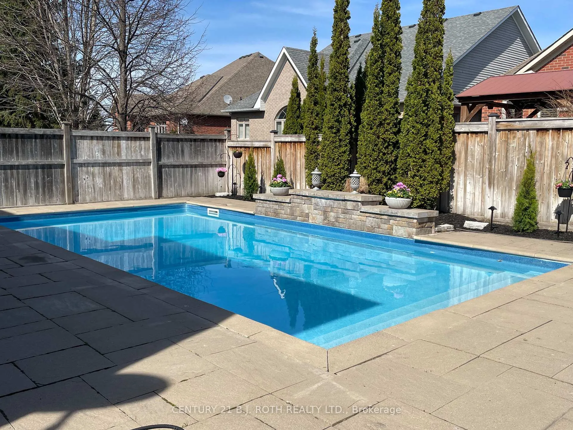 Photo 4 of 39 Turner Drive, Barrie, Innis-Shore — HOMEH