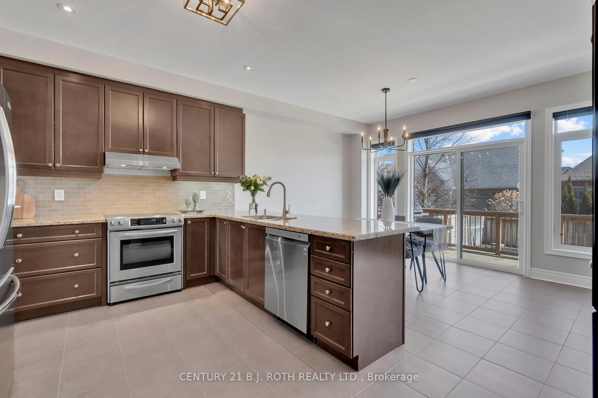 Photo 14 of 39 Turner Drive, Barrie, Innis-Shore — HOMEH