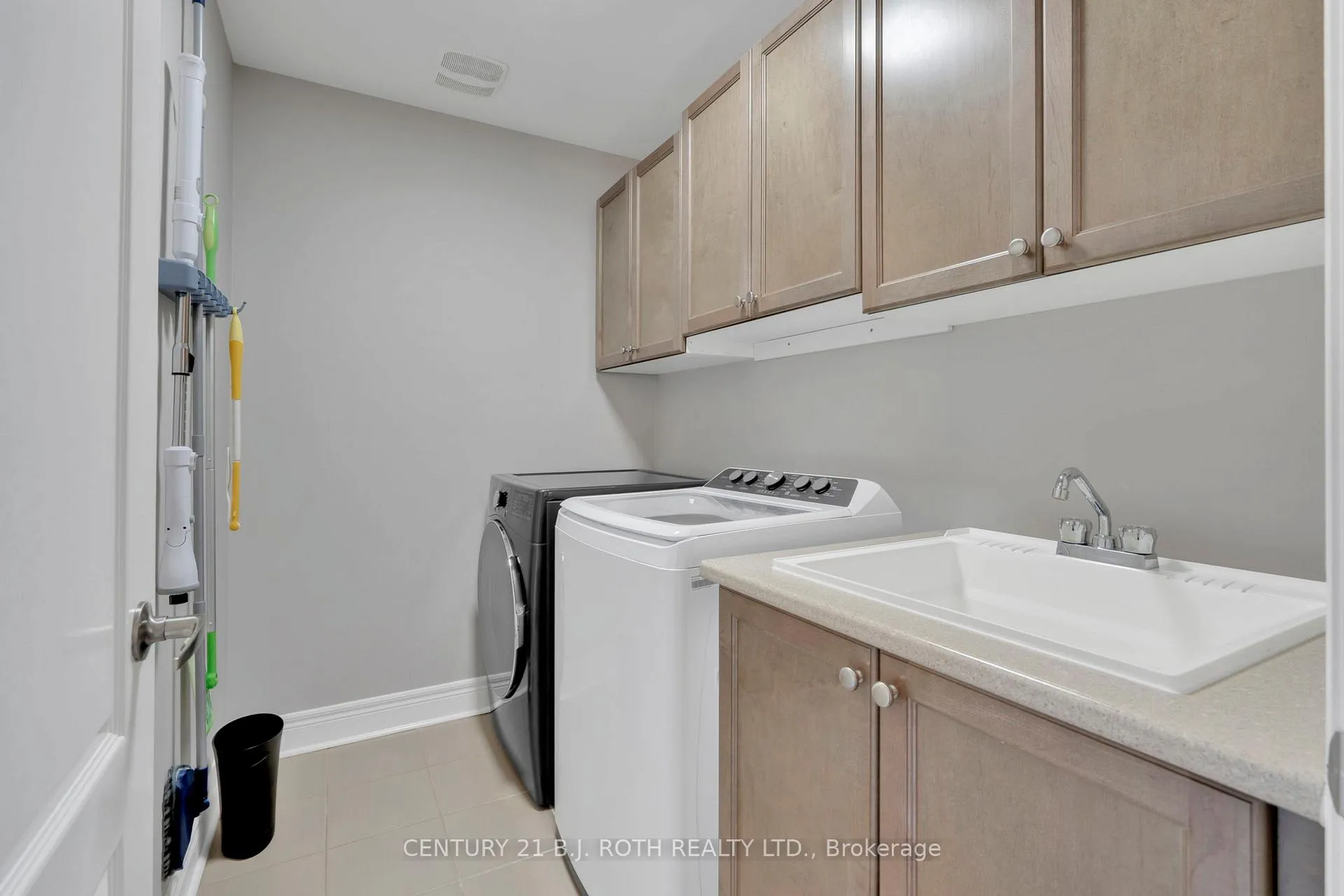 Photo 22 of 39 Turner Drive, Barrie, Innis-Shore — HOMEH
