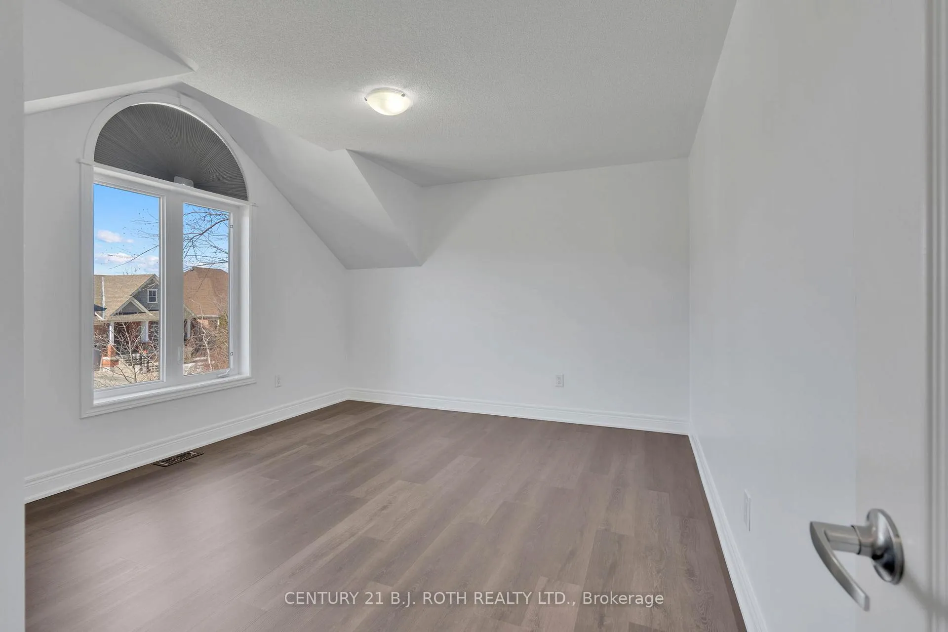 Photo 24 of 39 Turner Drive, Barrie, Innis-Shore — HOMEH