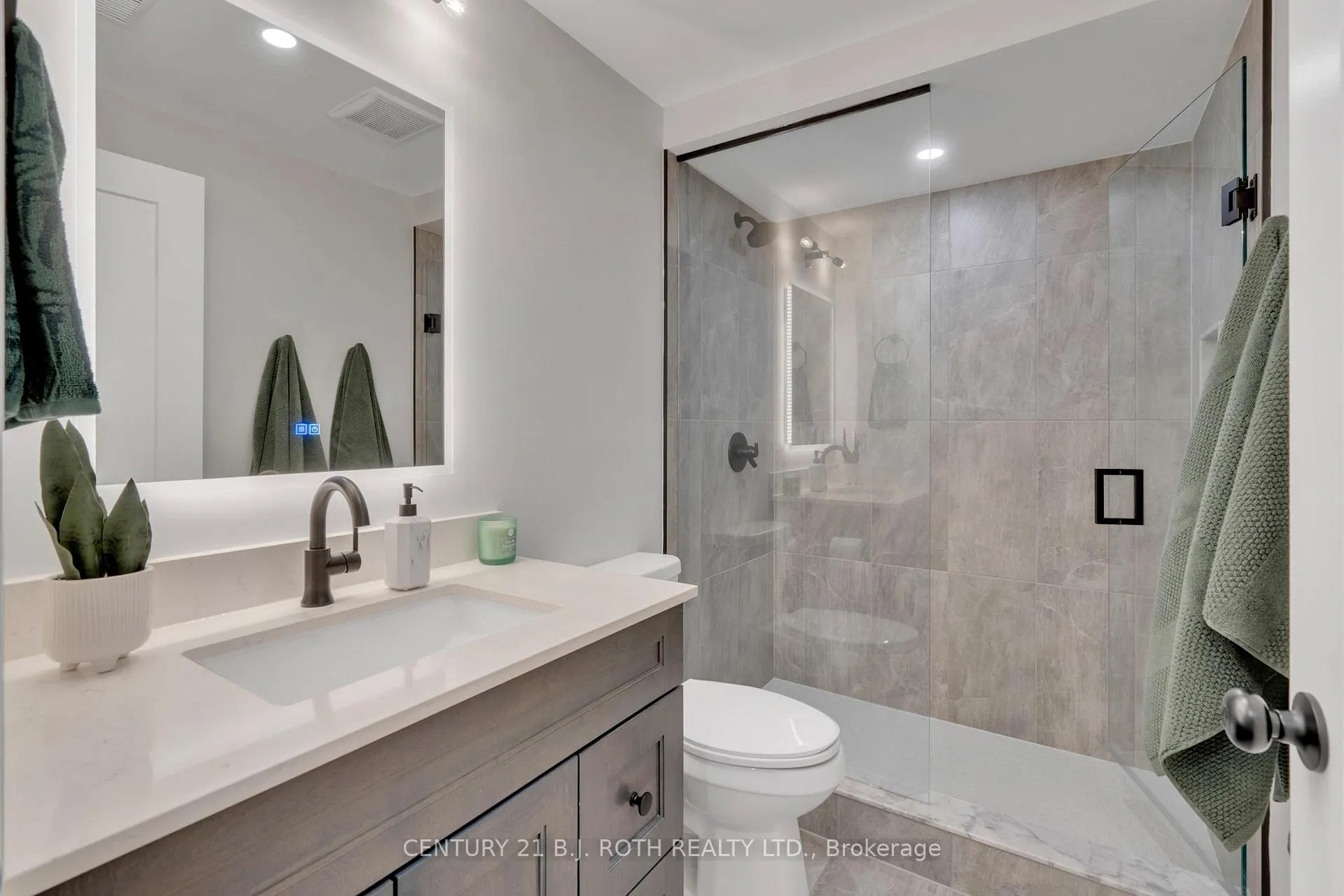 Photo 33 of 39 Turner Drive, Barrie, Innis-Shore — HOMEH