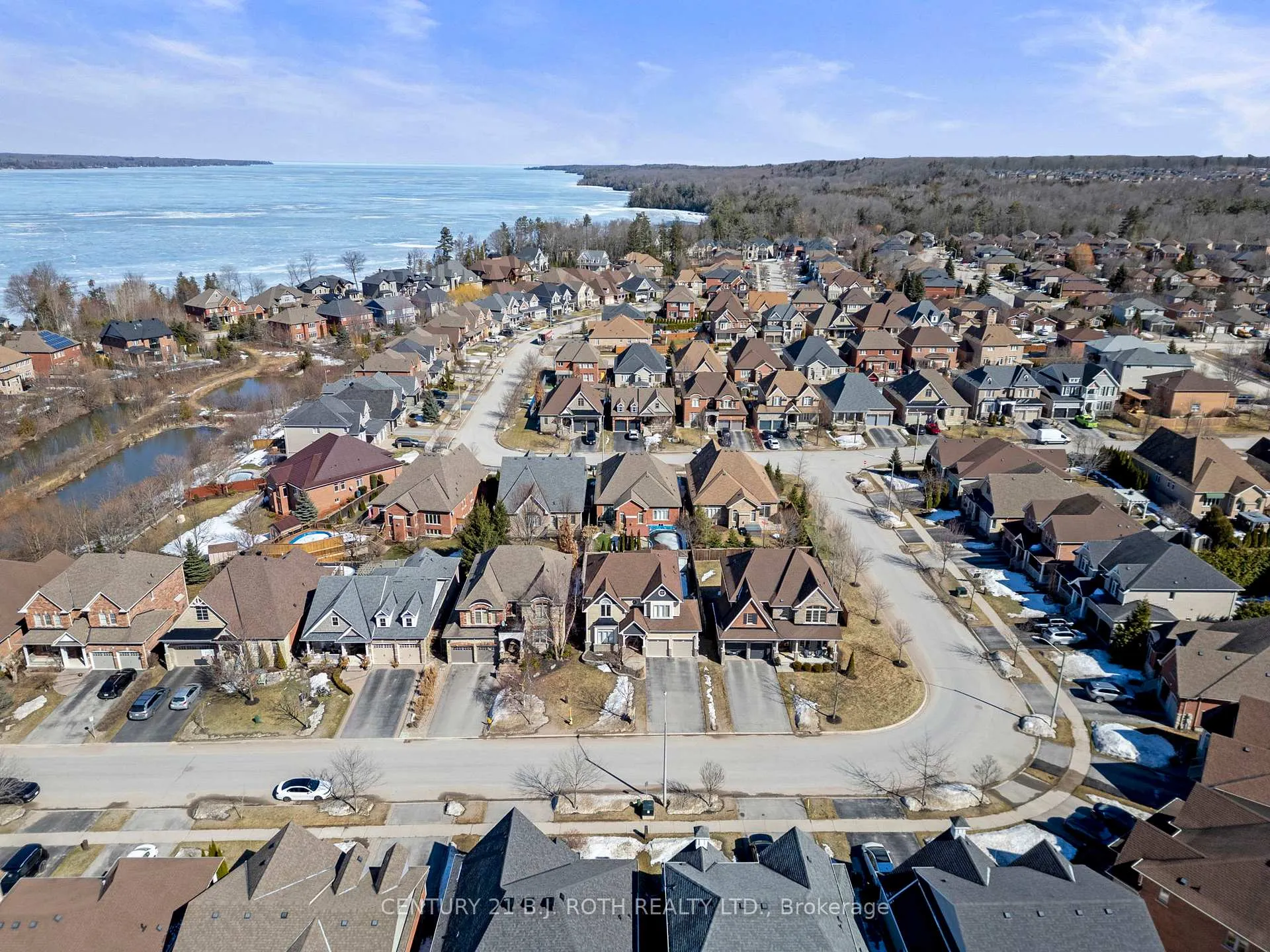Photo 35 of 39 Turner Drive, Barrie, Innis-Shore — HOMEH