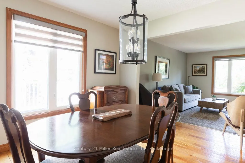 Photo 10 of 12 Barrington Court, Hamilton, Dundas — HOMEH