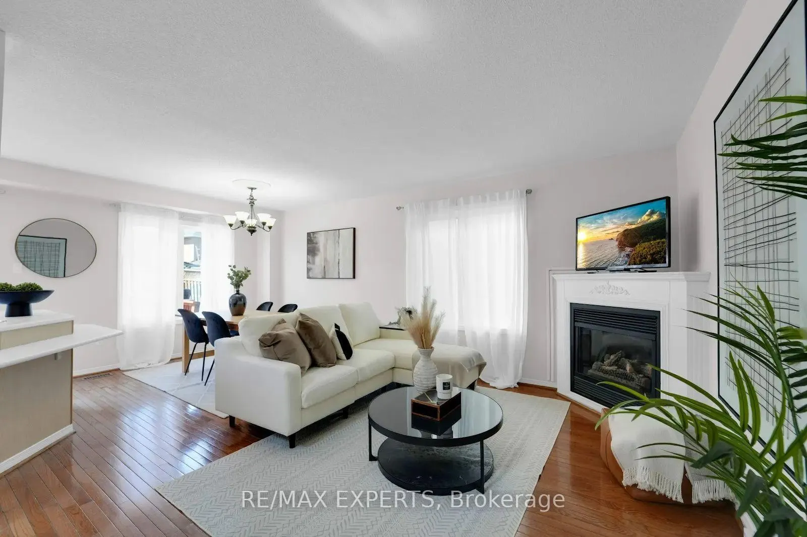 Photo 3 of 26 Whitefaulds Road, Vaughan, Maple — HOMEH
