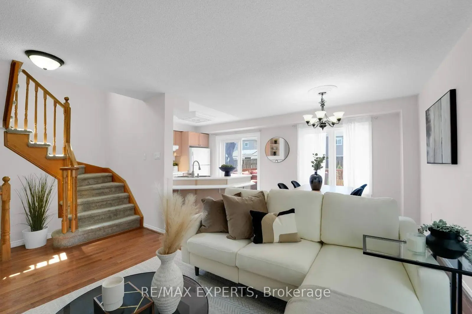 Photo 5 of 26 Whitefaulds Road, Vaughan, Maple — HOMEH