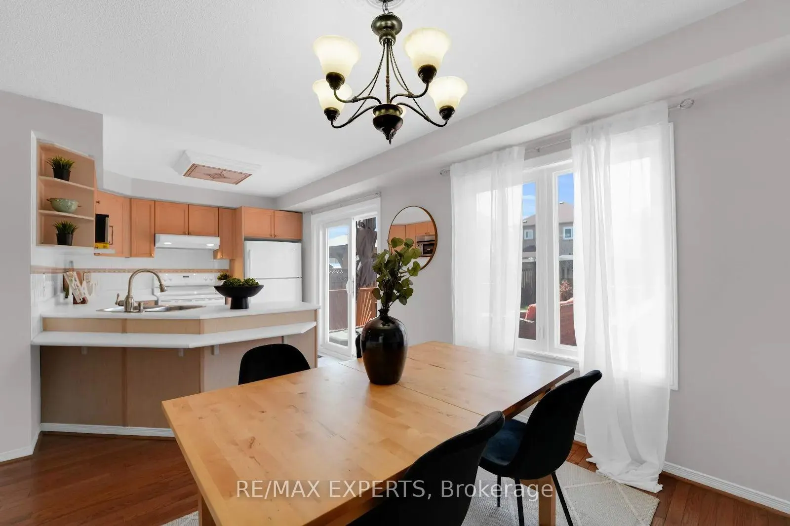 Photo 6 of 26 Whitefaulds Road, Vaughan, Maple — HOMEH