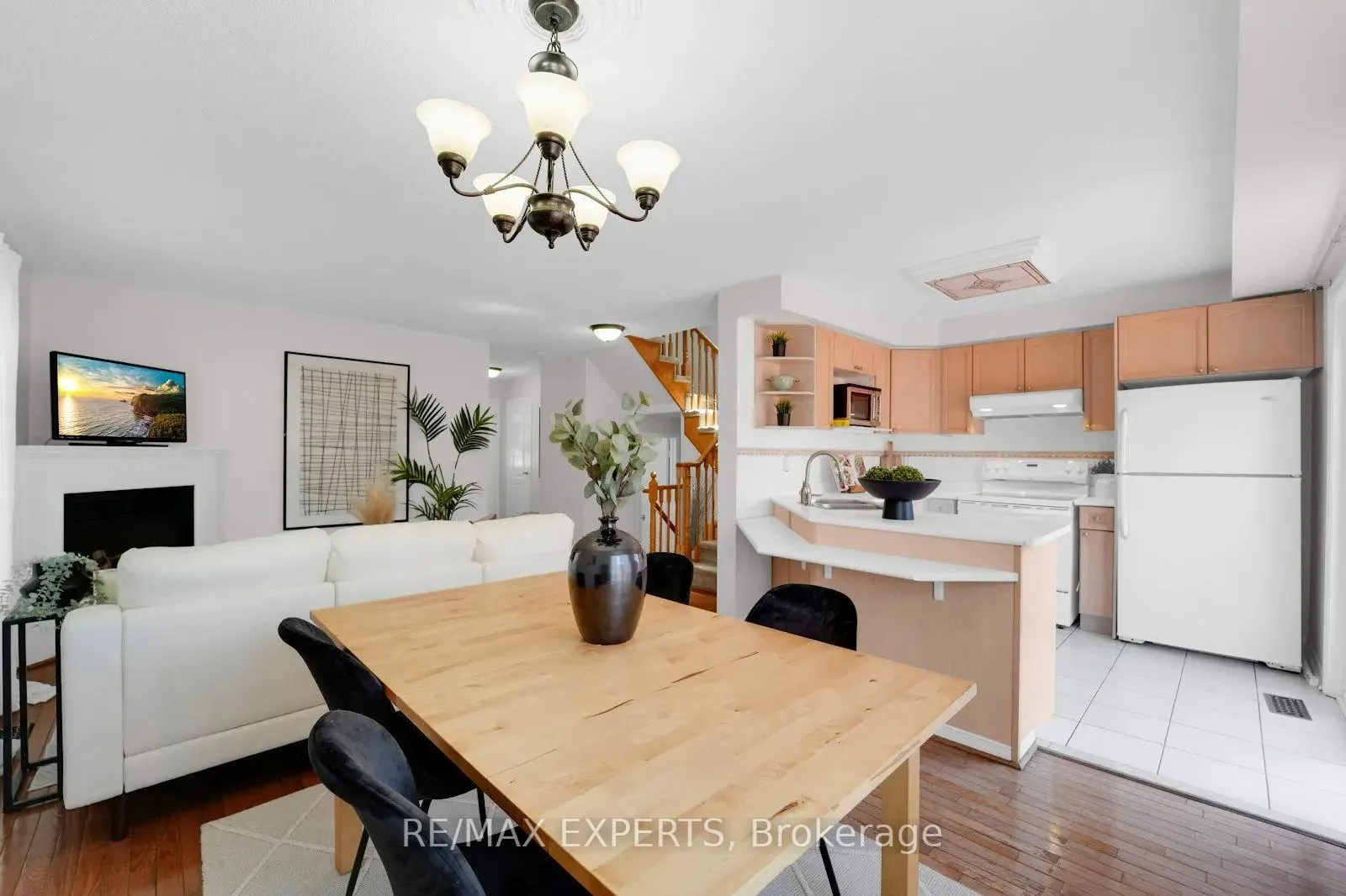 Photo 8 of 26 Whitefaulds Road, Vaughan, Maple — HOMEH