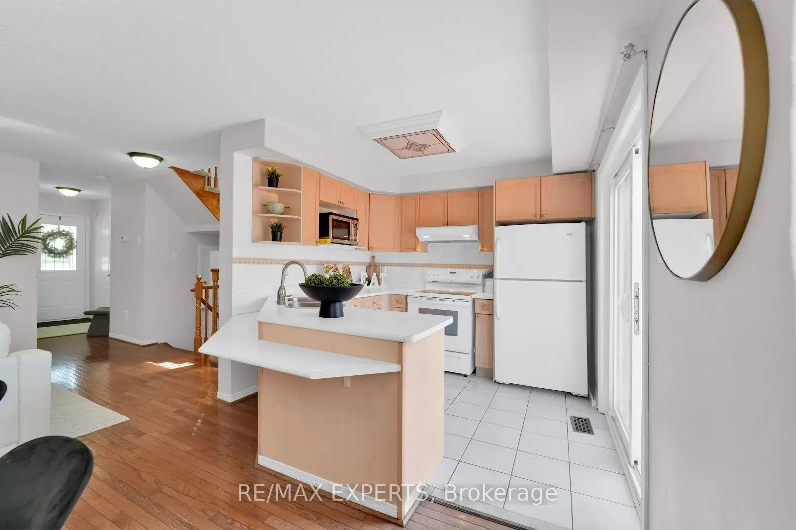 Photo 9 of 26 Whitefaulds Road, Vaughan, Maple — HOMEH