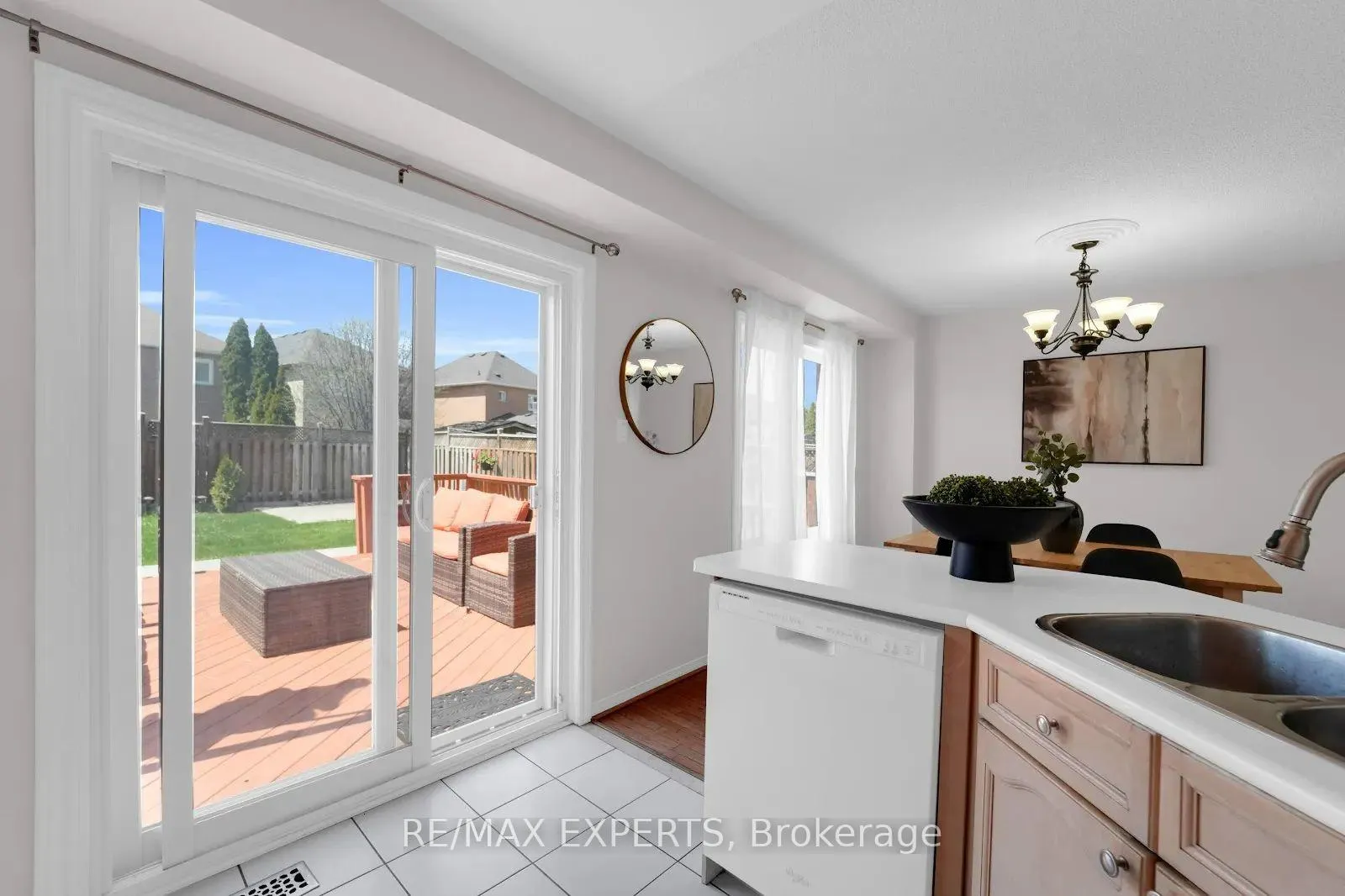 Photo 11 of 26 Whitefaulds Road, Vaughan, Maple — HOMEH