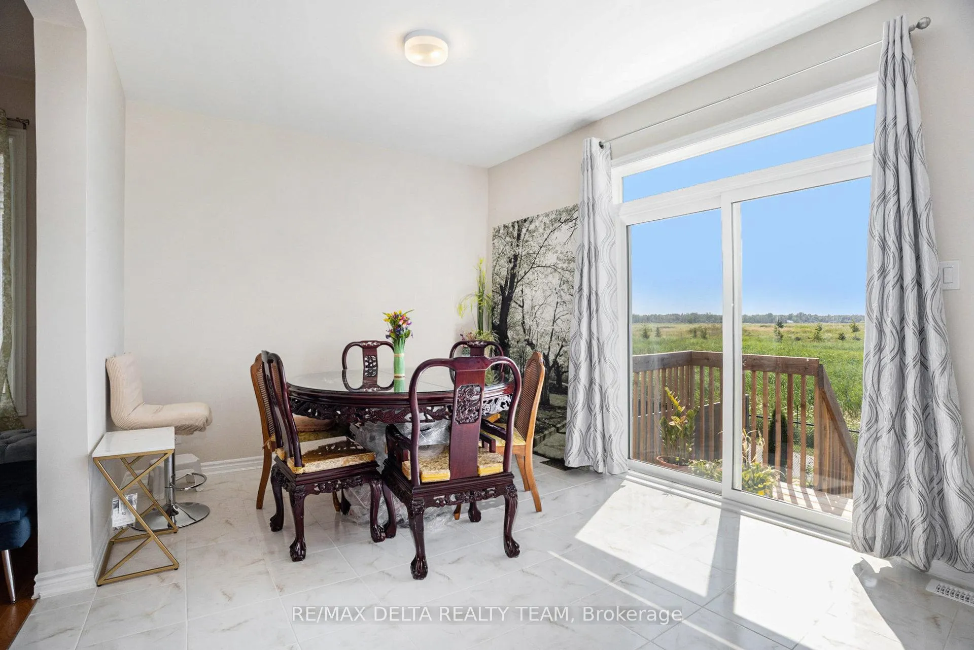 Photo 3 of 822 Henslow's Circle, Ottawa, Avalon West — HOMEH