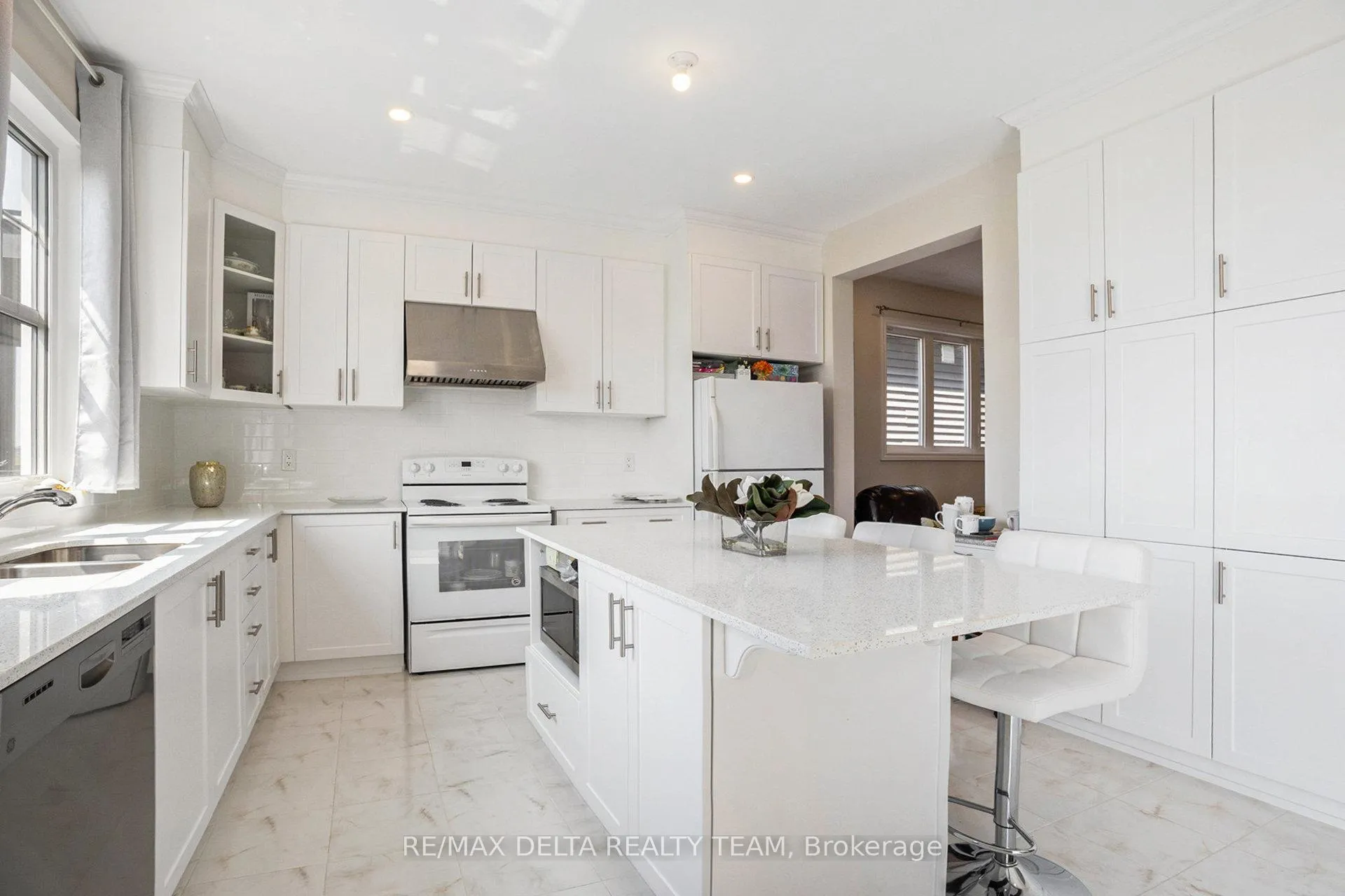 Photo 6 of 822 Henslow's Circle, Ottawa, Avalon West — HOMEH