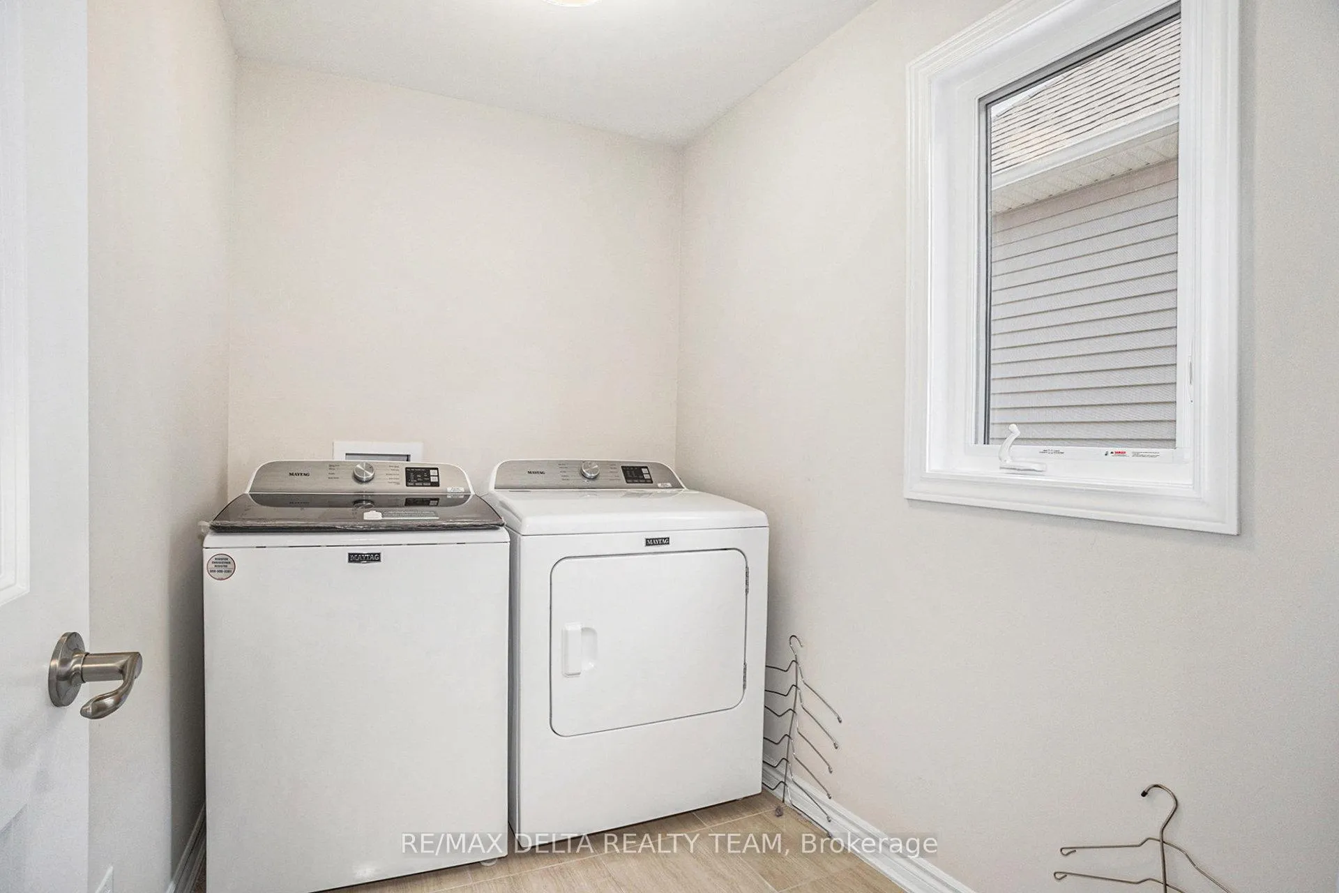 Photo 9 of 822 Henslow's Circle, Ottawa, Avalon West — HOMEH