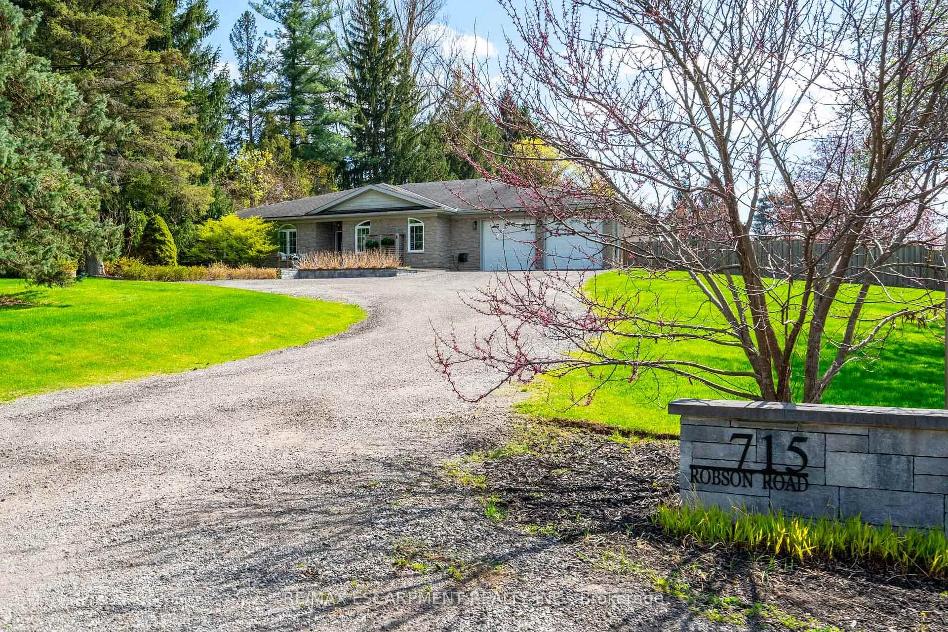 Photo 2 of 715 Robson Road, Hamilton, Rural Flamborough — HOMEH