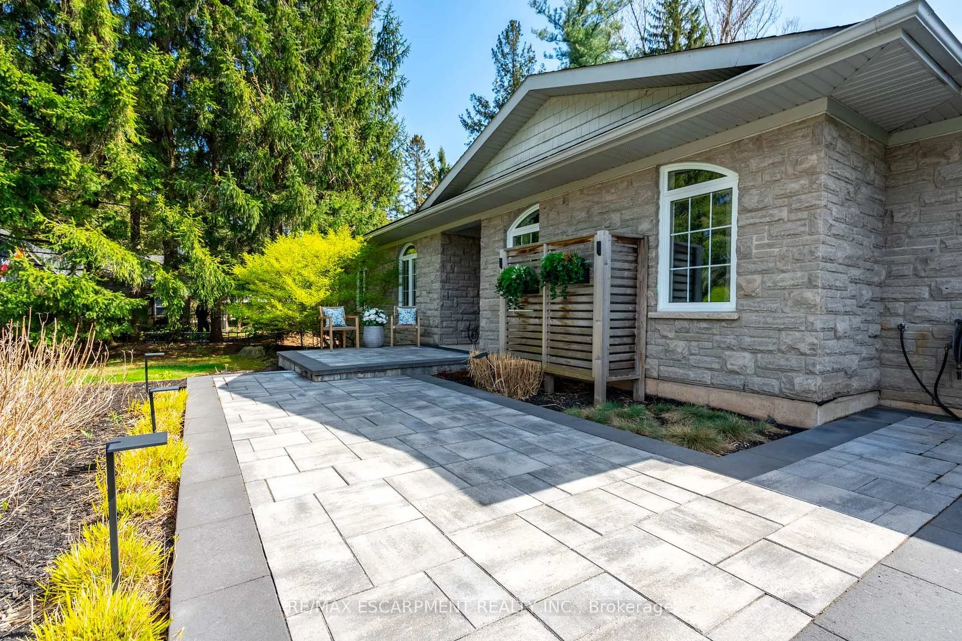Photo 3 of 715 Robson Road, Hamilton, Rural Flamborough — HOMEH