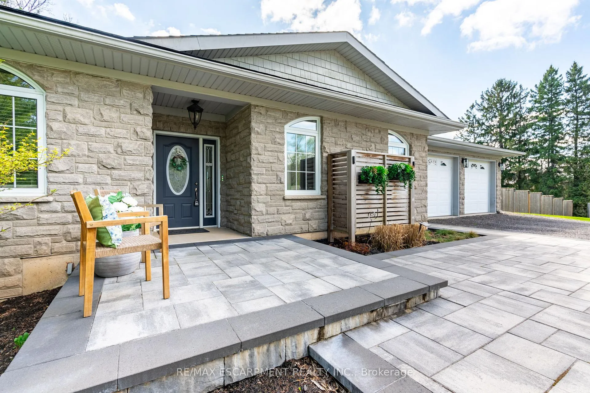 Photo 4 of 715 Robson Road, Hamilton, Rural Flamborough — HOMEH