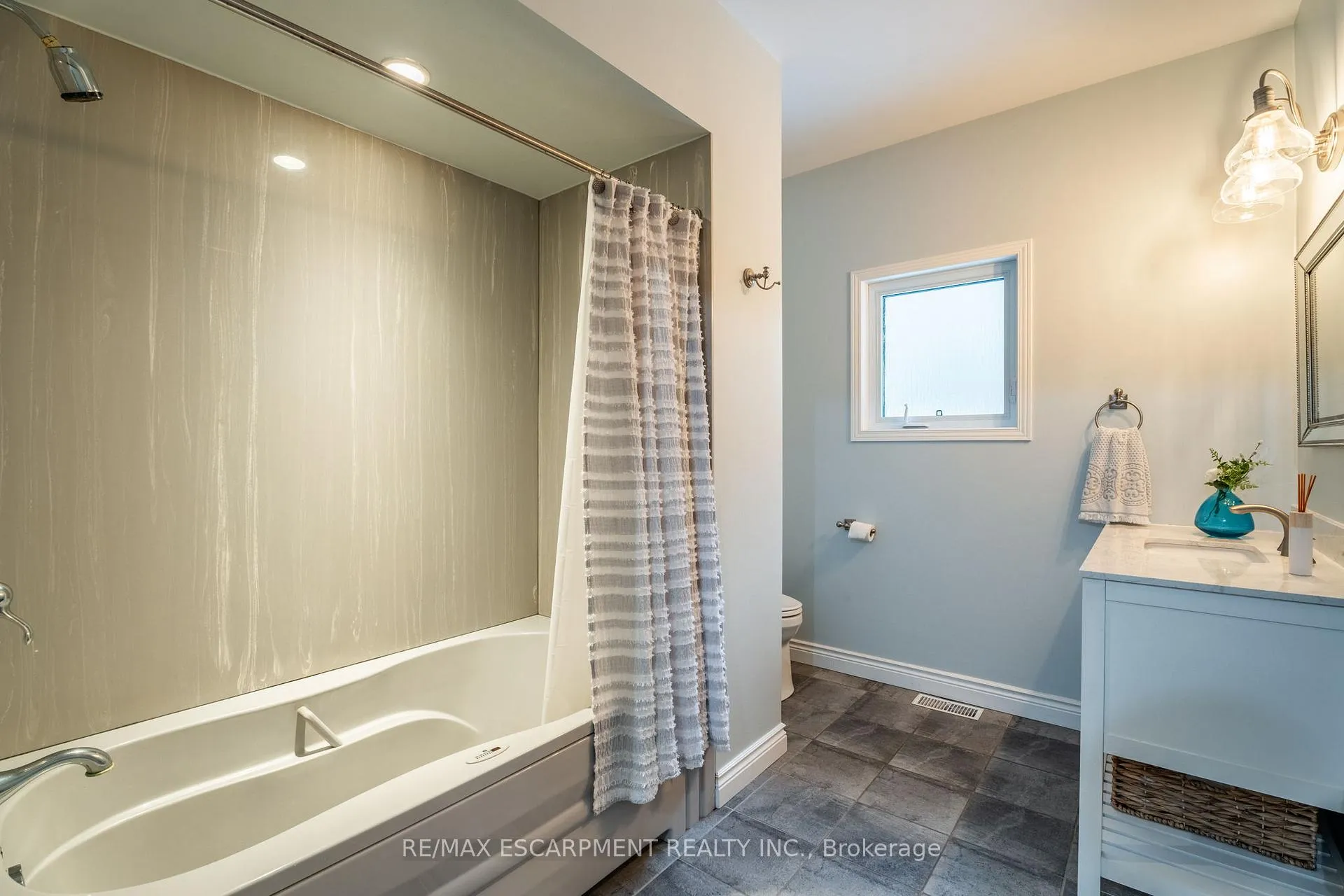 Photo 23 of 715 Robson Road, Hamilton, Rural Flamborough — HOMEH