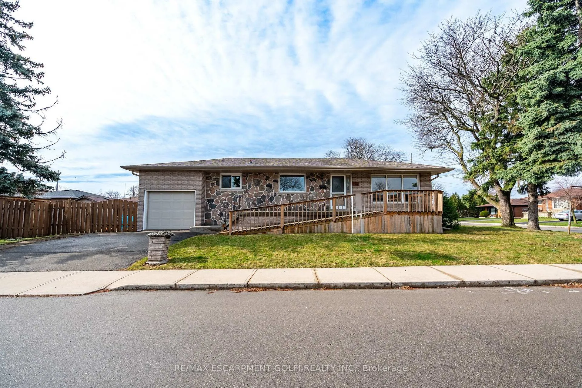 Photo 2 of 16 Gatineau Drive, Hamilton, Lisgar — HOMEH