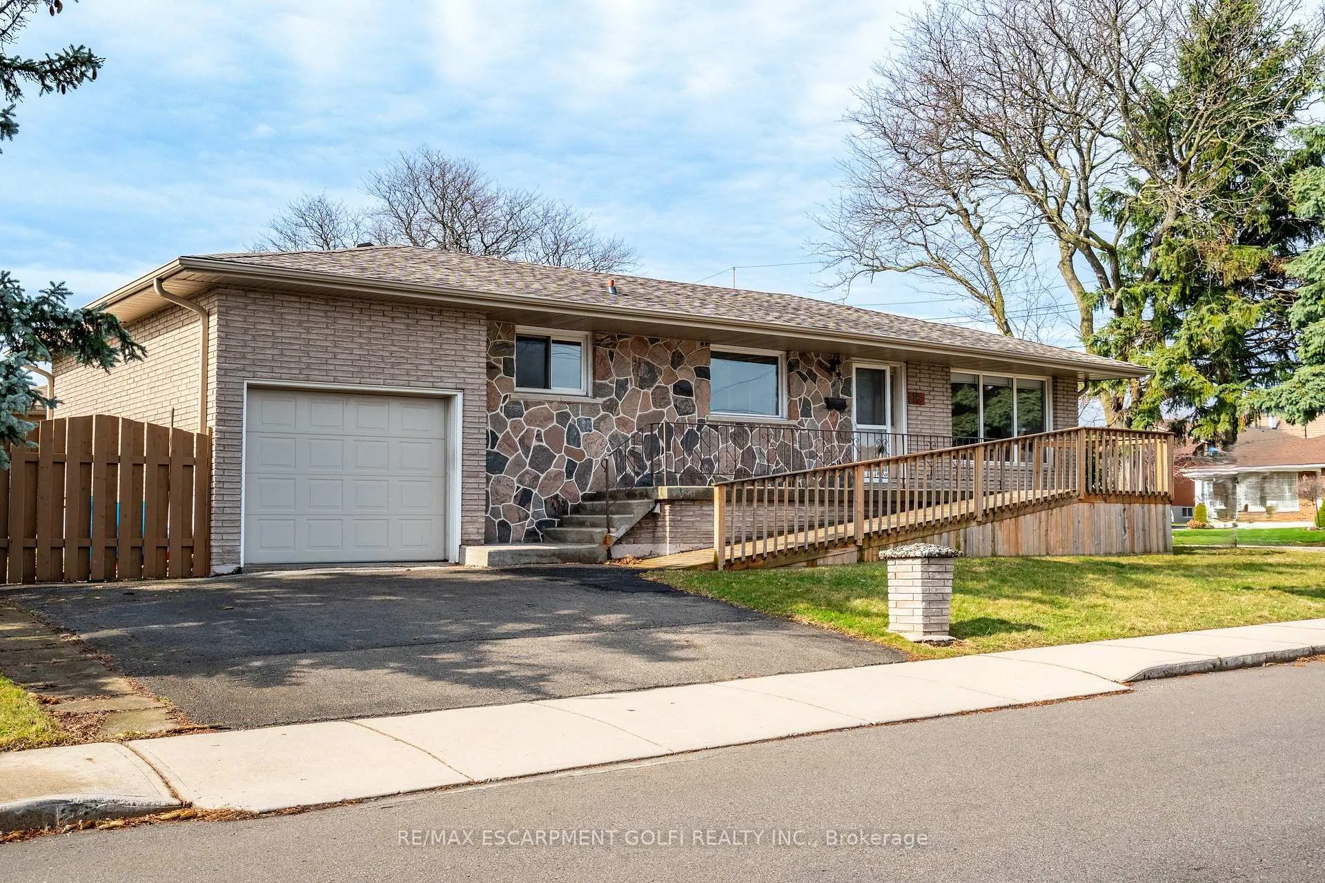 Photo 3 of 16 Gatineau Drive, Hamilton, Lisgar — HOMEH